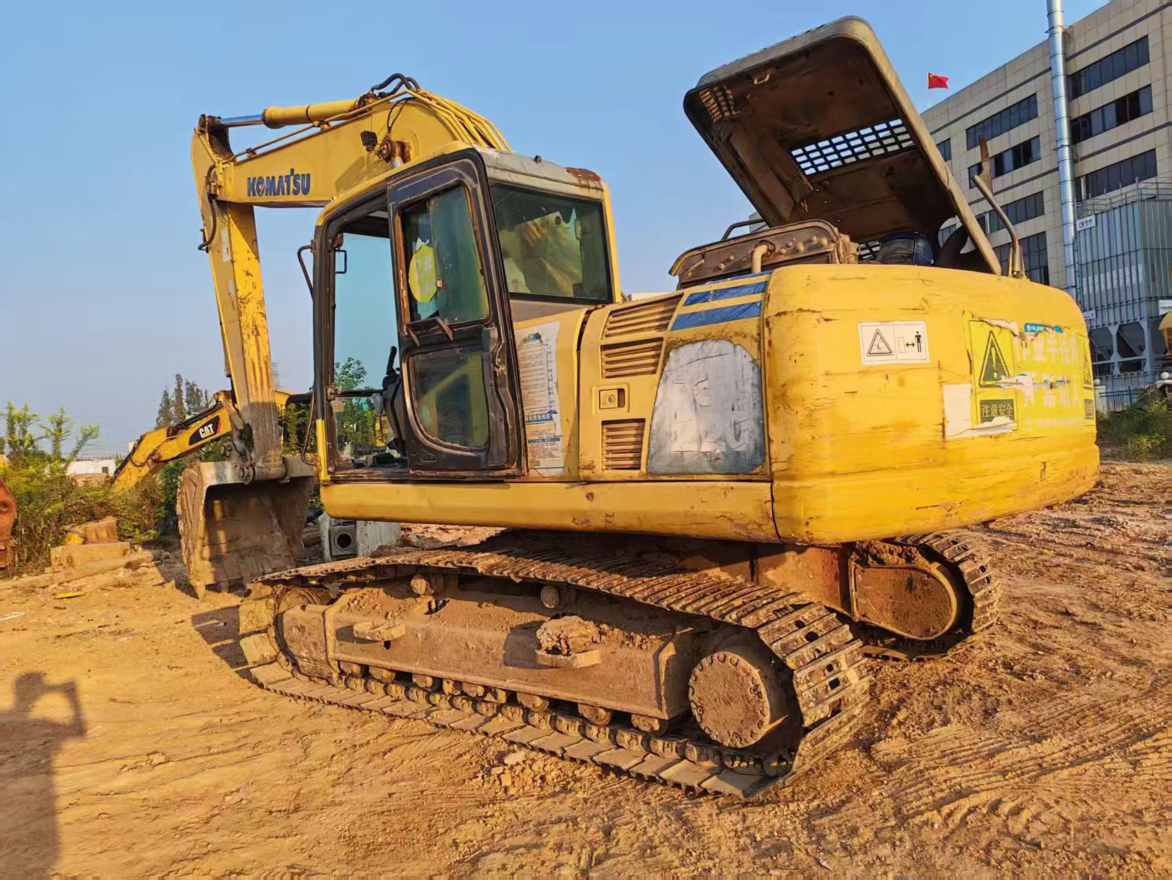 Compre Escavadeira Komatsu PC200 Usada / 2