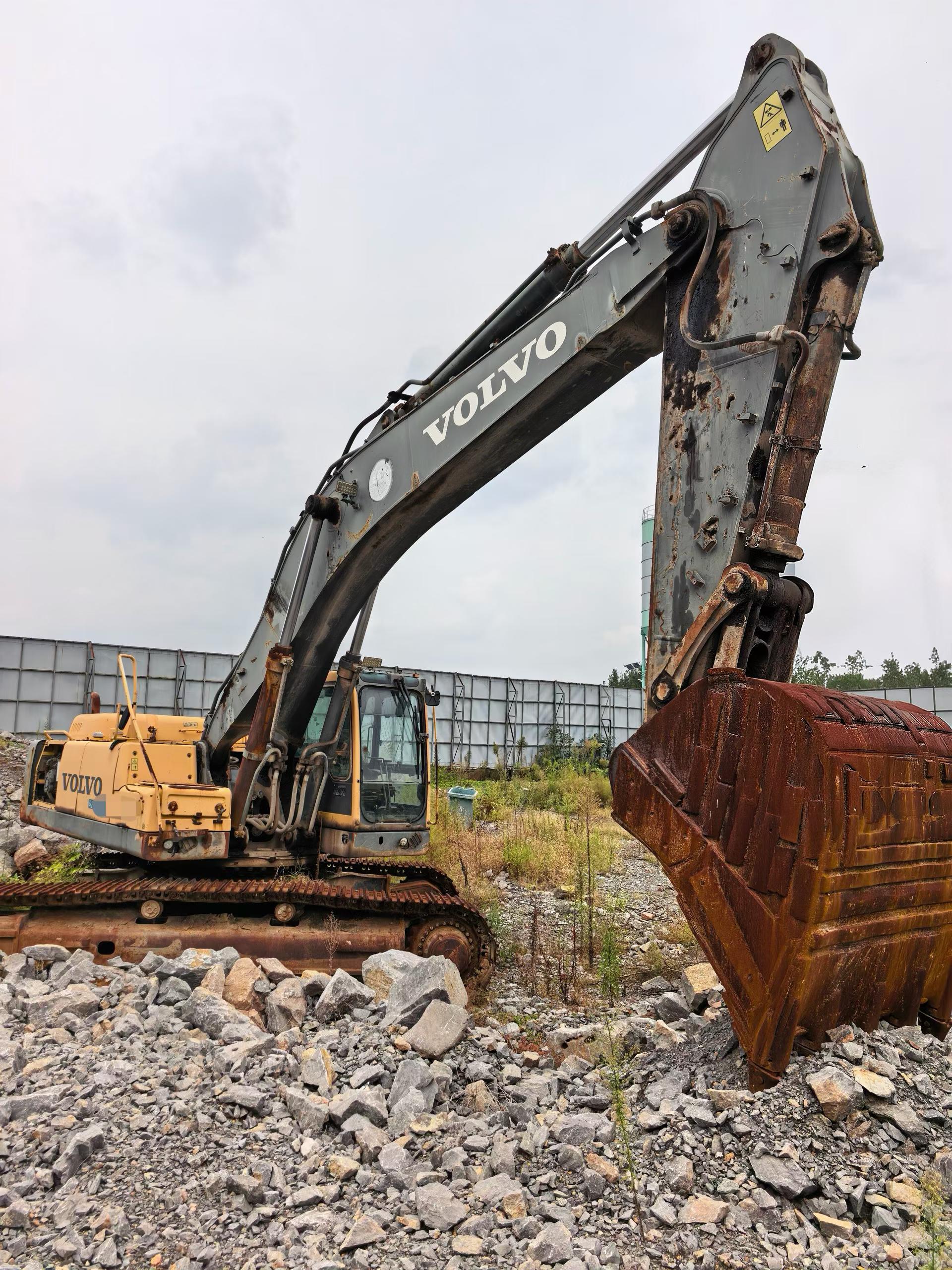 Compre Excavadora Volvo EC460 Usada / 2