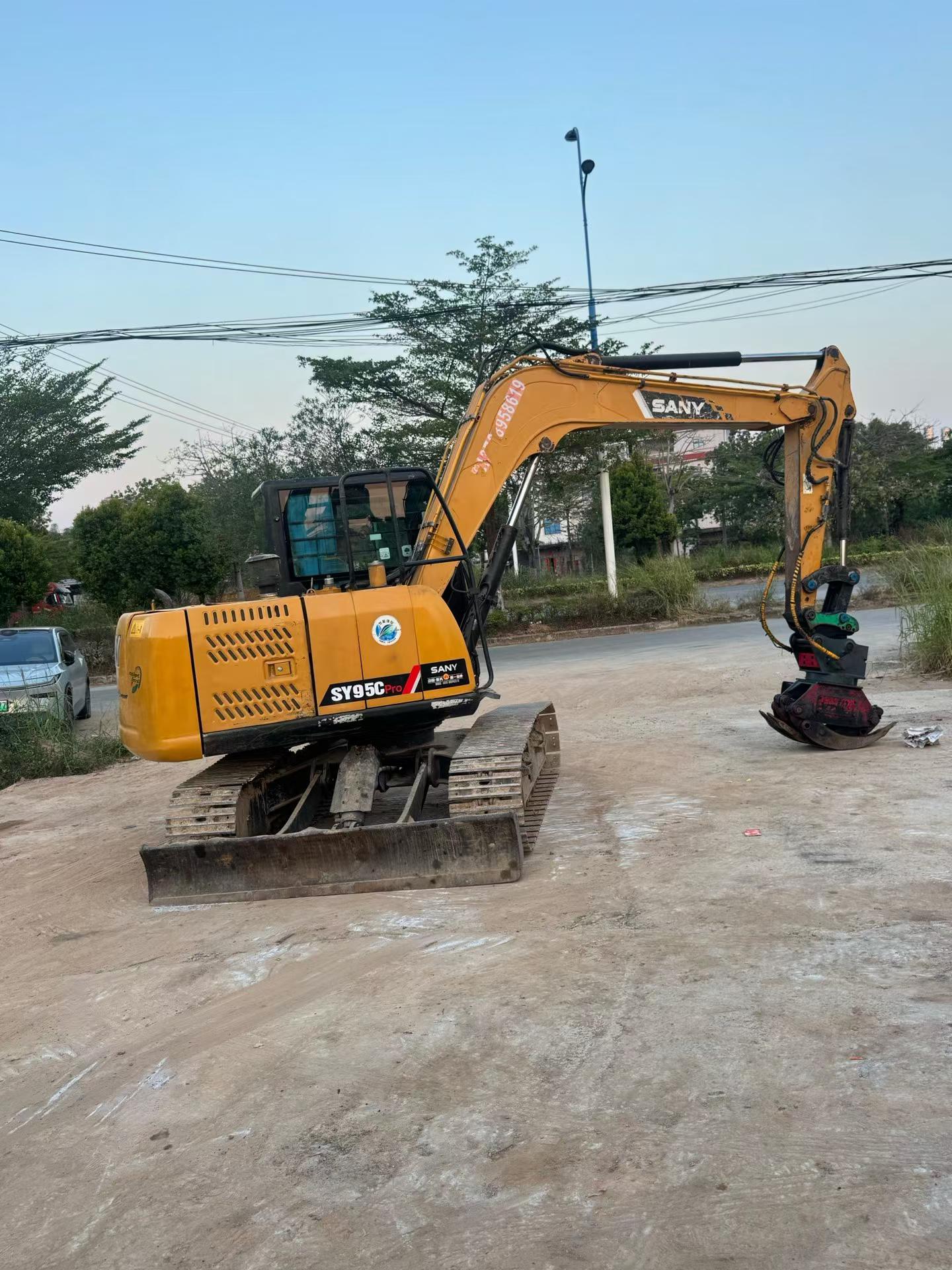 Compre Escavadeira Sany SY85 Usada / 2