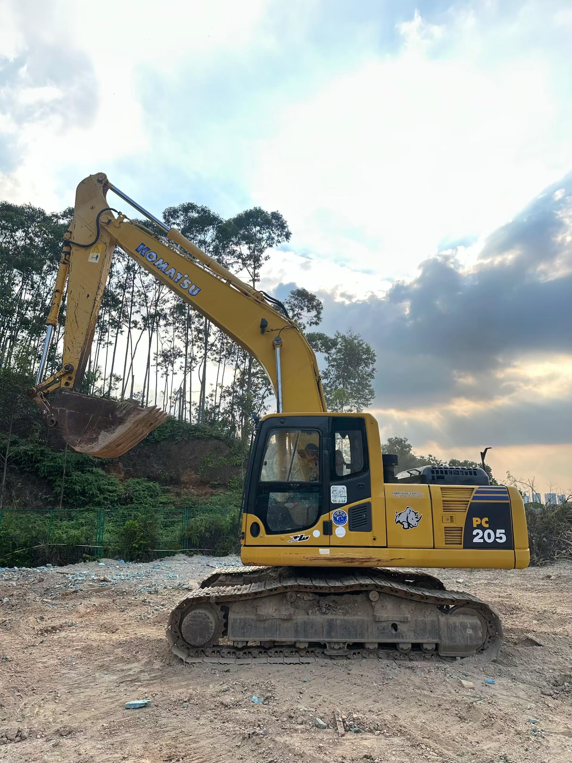 Купить Komatsu HB205-1 Подержанный Экскаватор