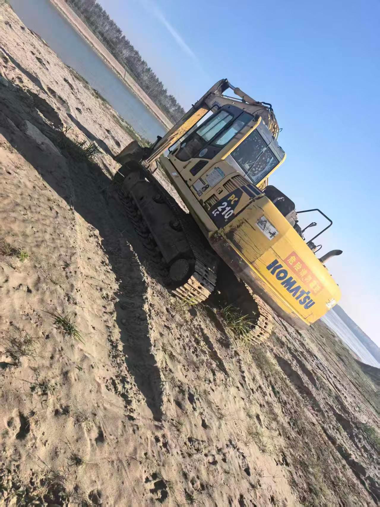 Compre Escavadeira Komatsu PC210 Usada / 2