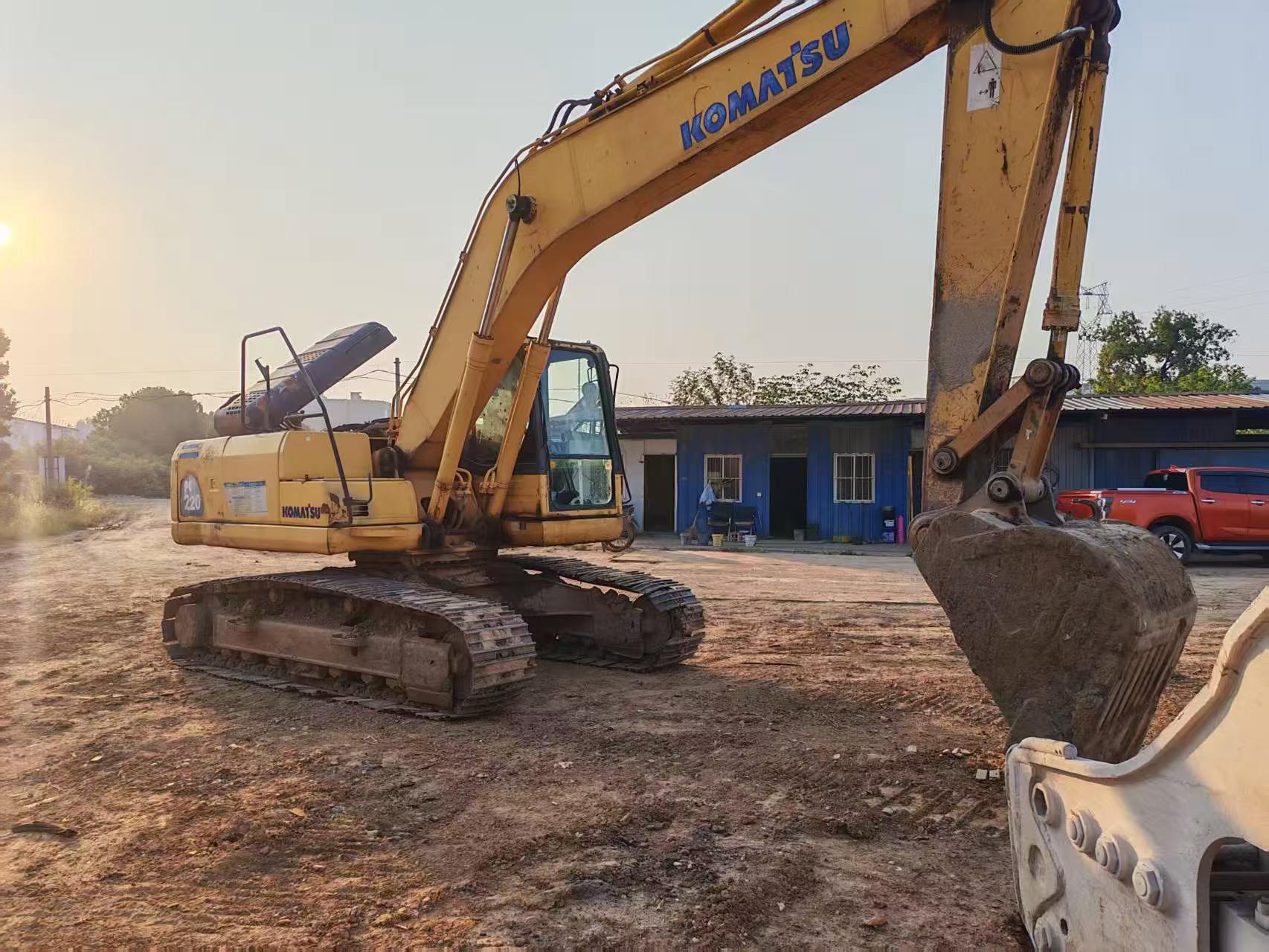 Compre Escavadeira Komatsu PC200 Usada / 5