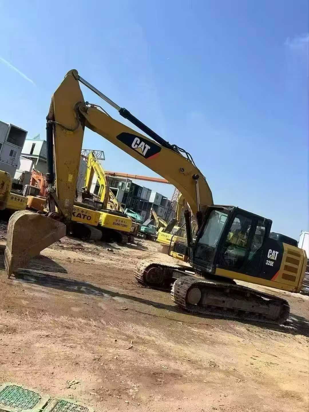 Compre Escavadeira Caterpillar 320E Usada / 2