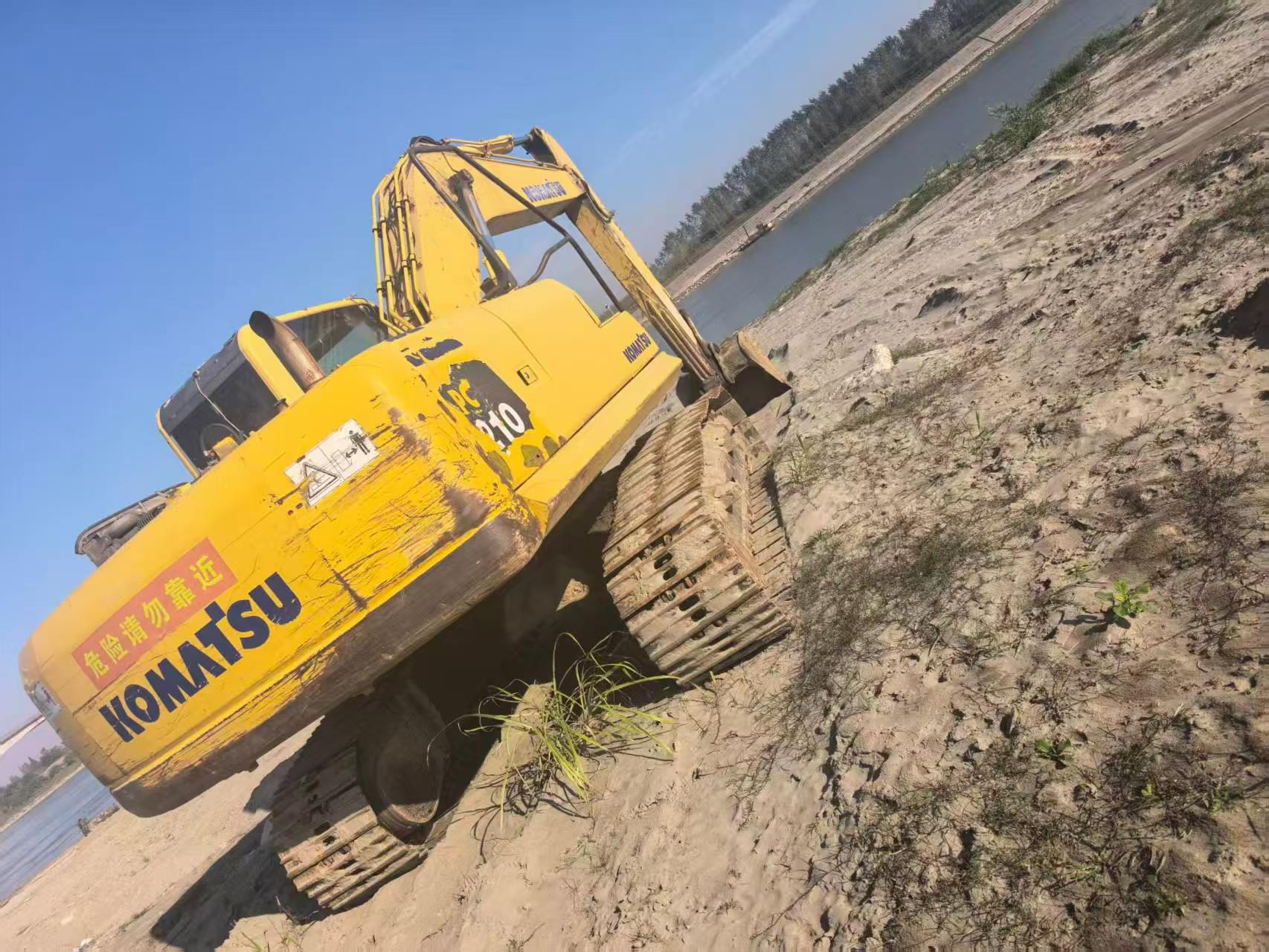 Compre Escavadeira Komatsu PC210 Usada / 3