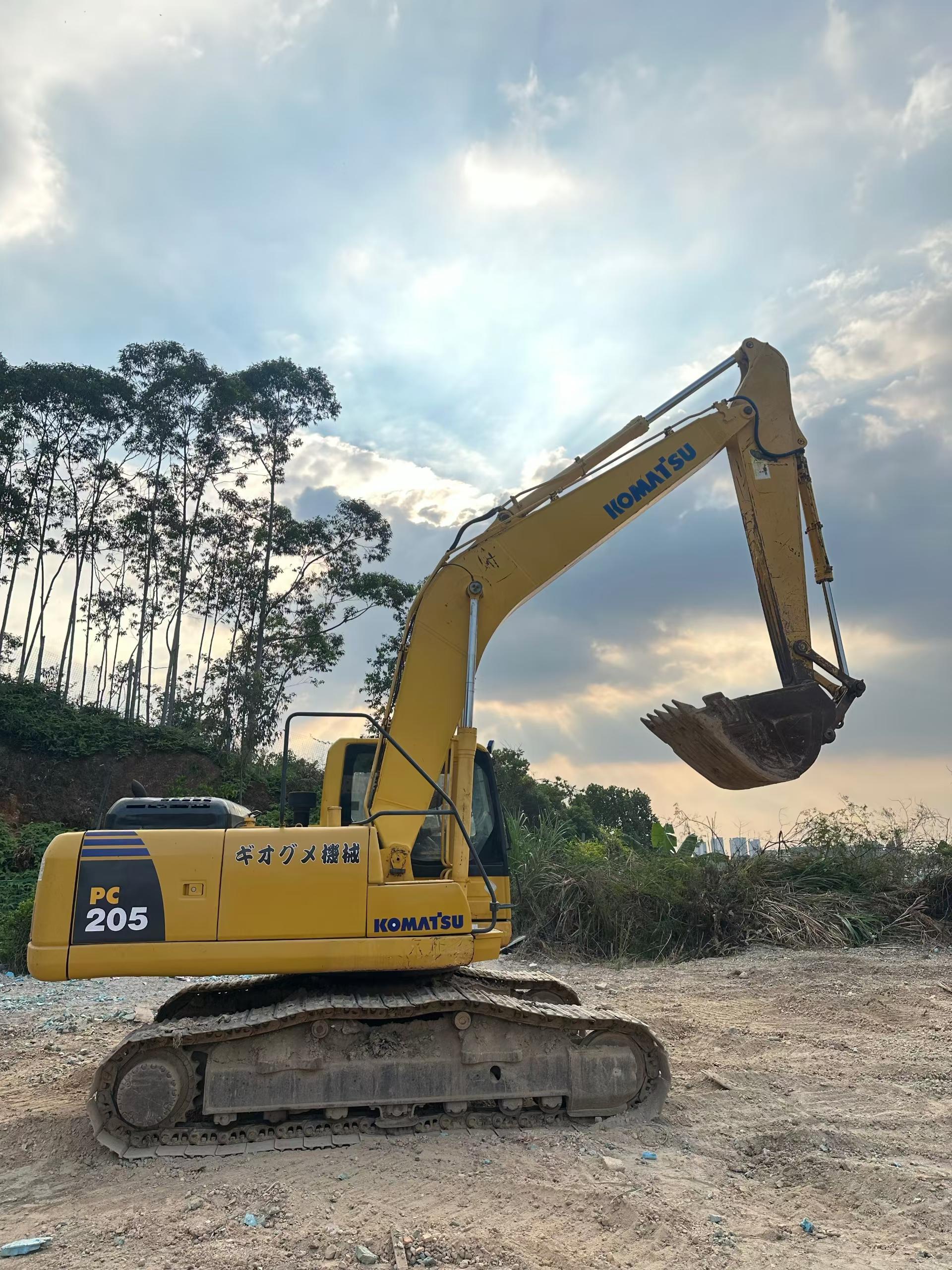 Купить Подержанный Экскаватор Komatsu HB205-1 / 2