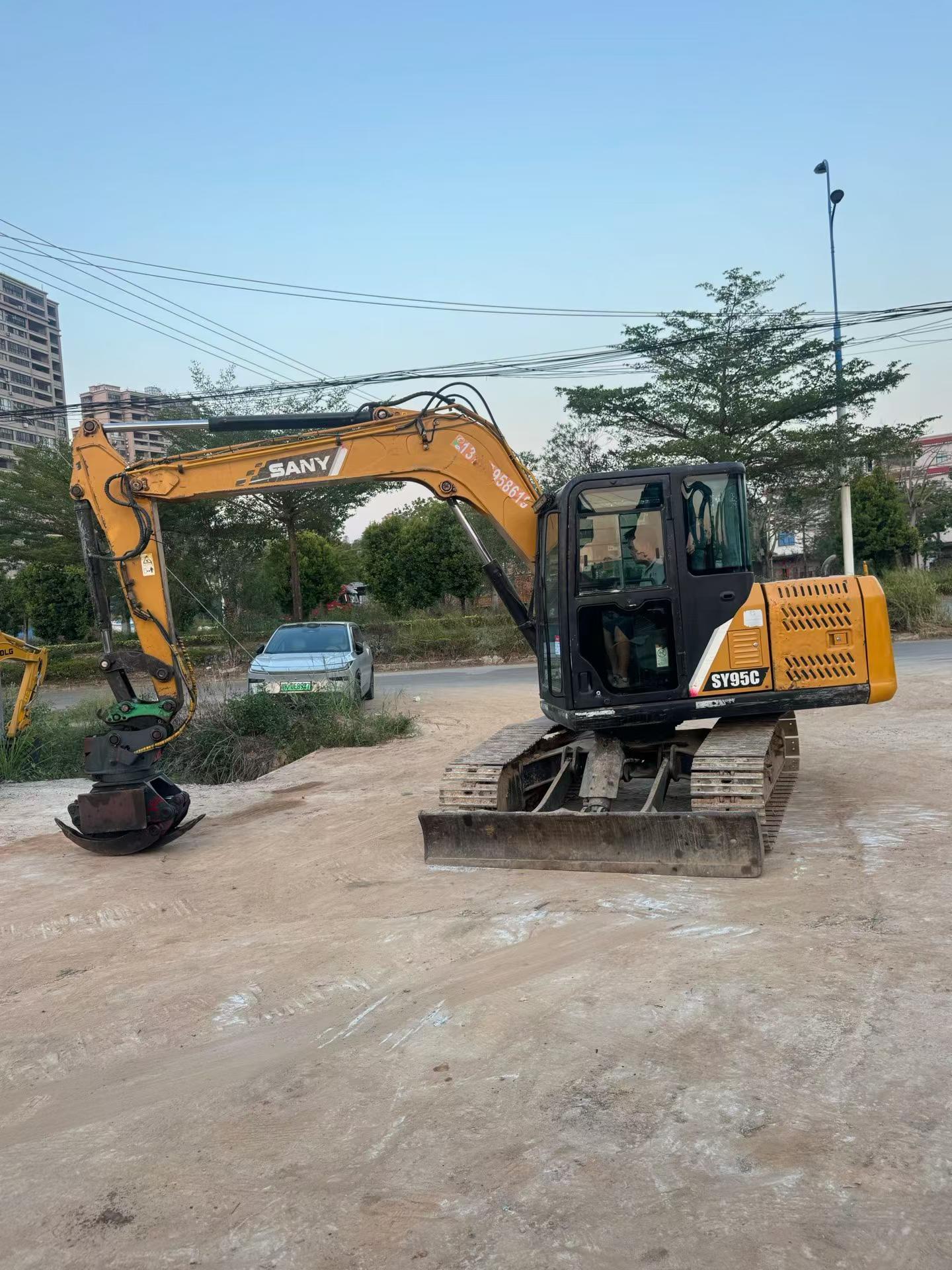 Compre Escavadeira Sany SY85 Usada / 8