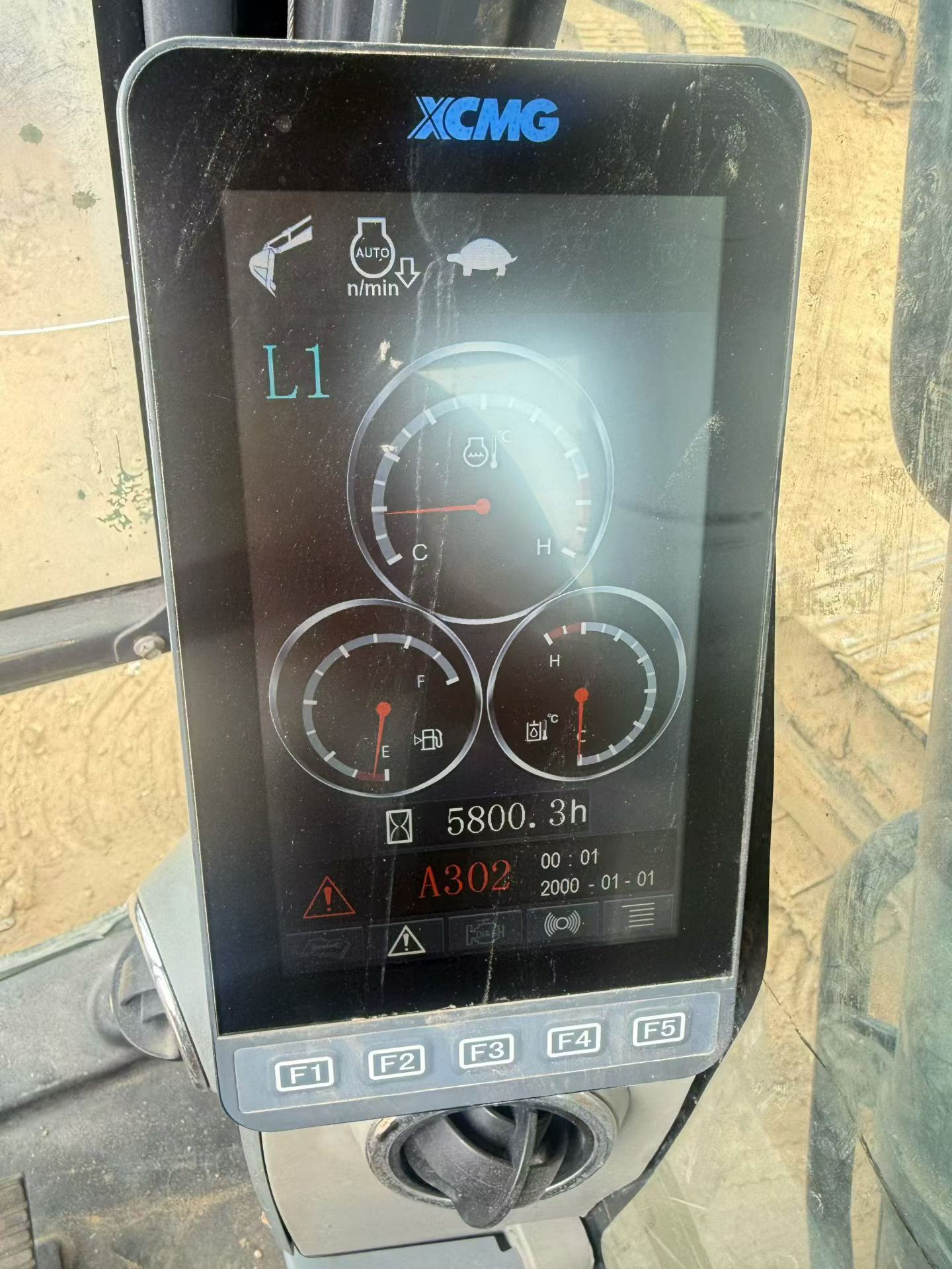 Compre Escavadeira XCMG XE225DK Usada / 7