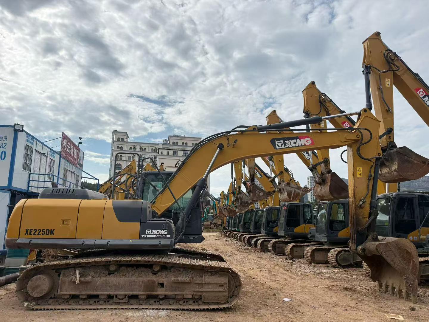 Compre Escavadeira XCMG XE225DK Usada / 2