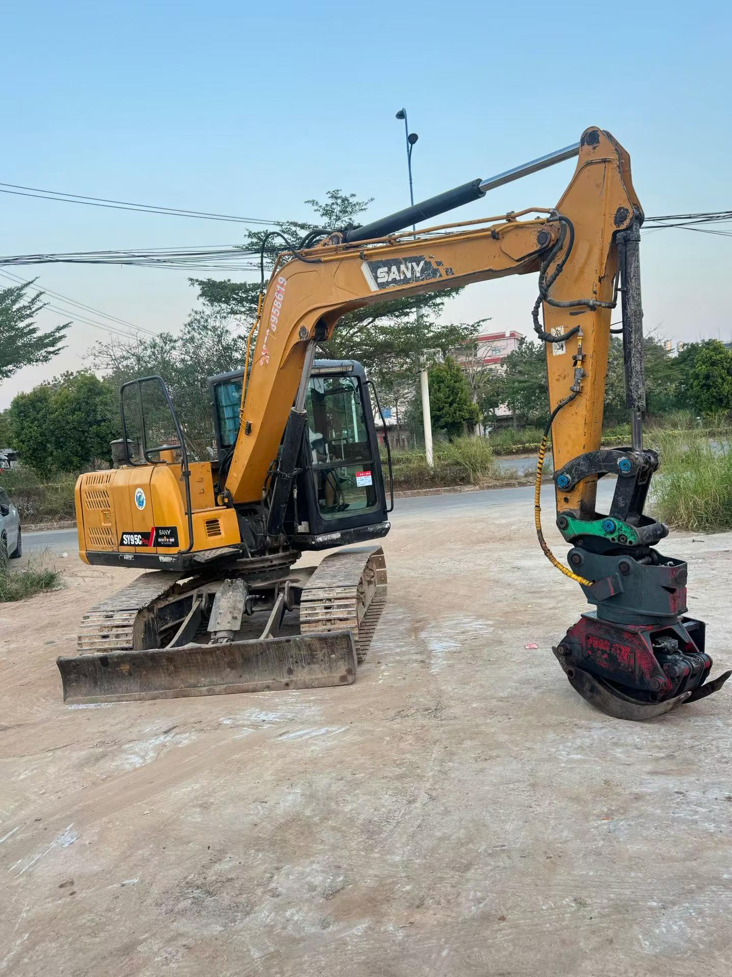 Compre Escavadeira Sany SY85 Usada / 3