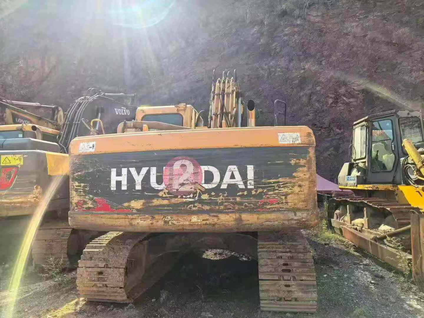 شراء حفارة Hyundai R215-9 مستعملة / 2