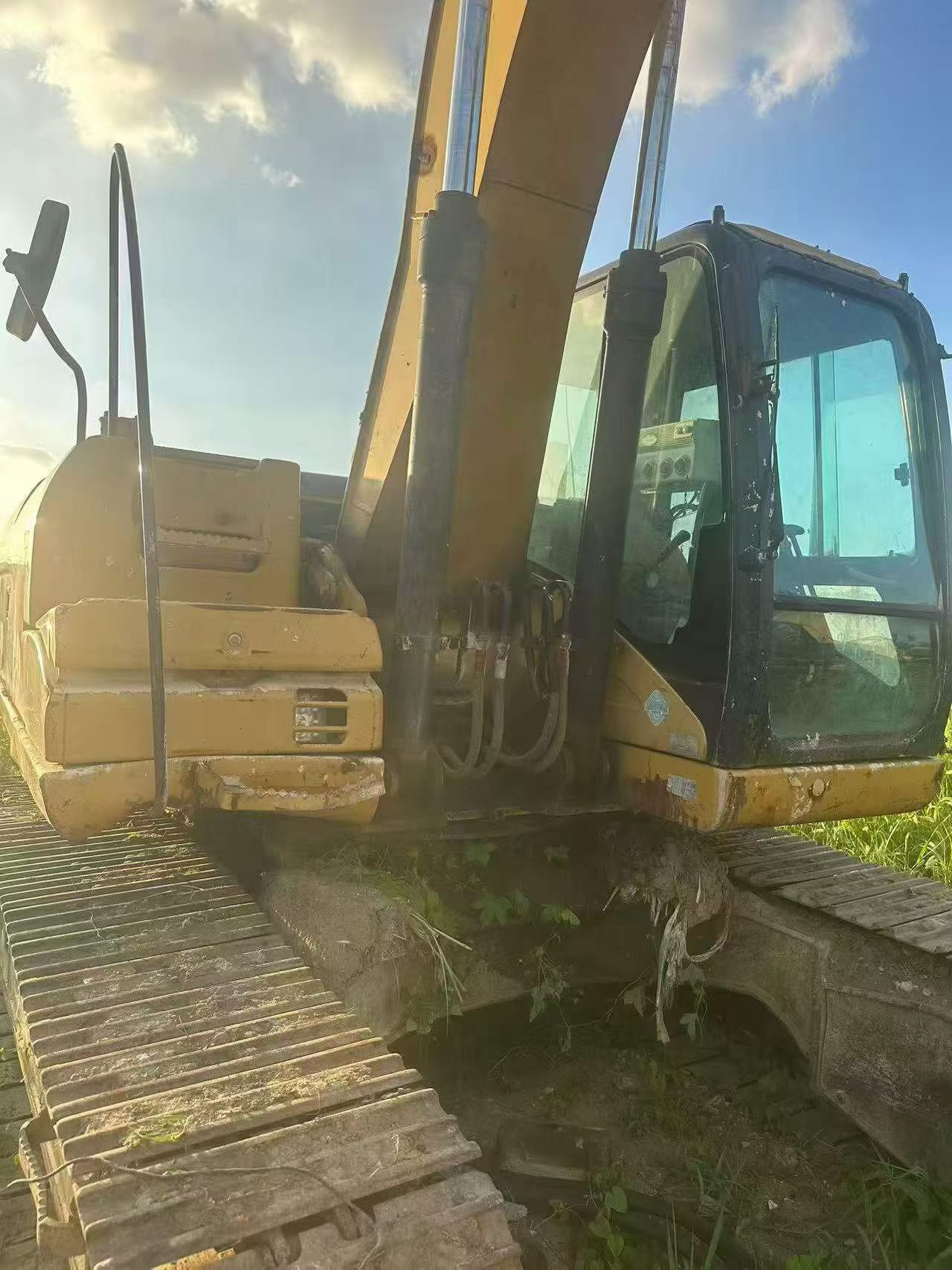 Buy Caterpillar 320DGC Used Excavator / 2 Buy Caterpillar 320DGC Used Excavator / 2