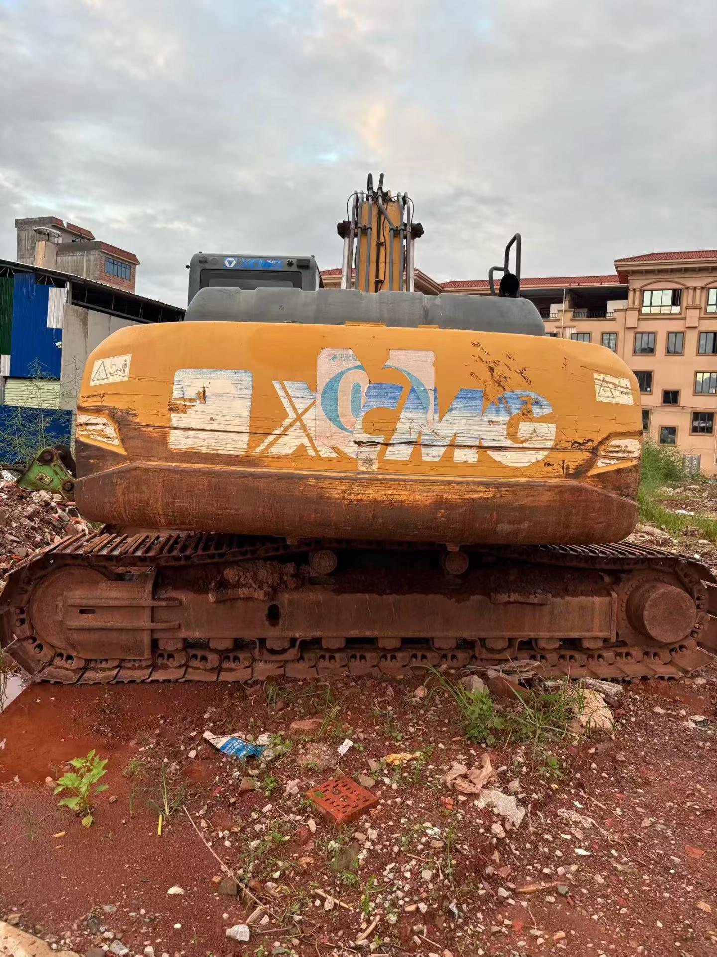 Compre Excavadora XCMG XE270DK Usada / 2