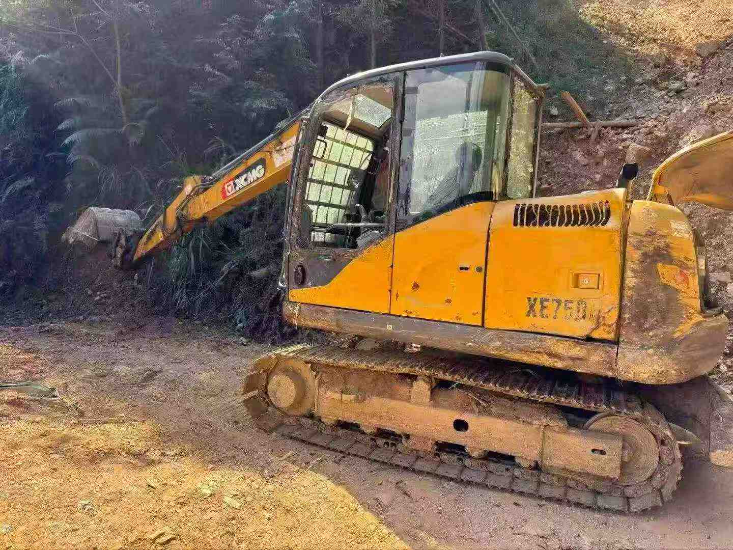 Buy XCMG XE75C Used Excavator / 1