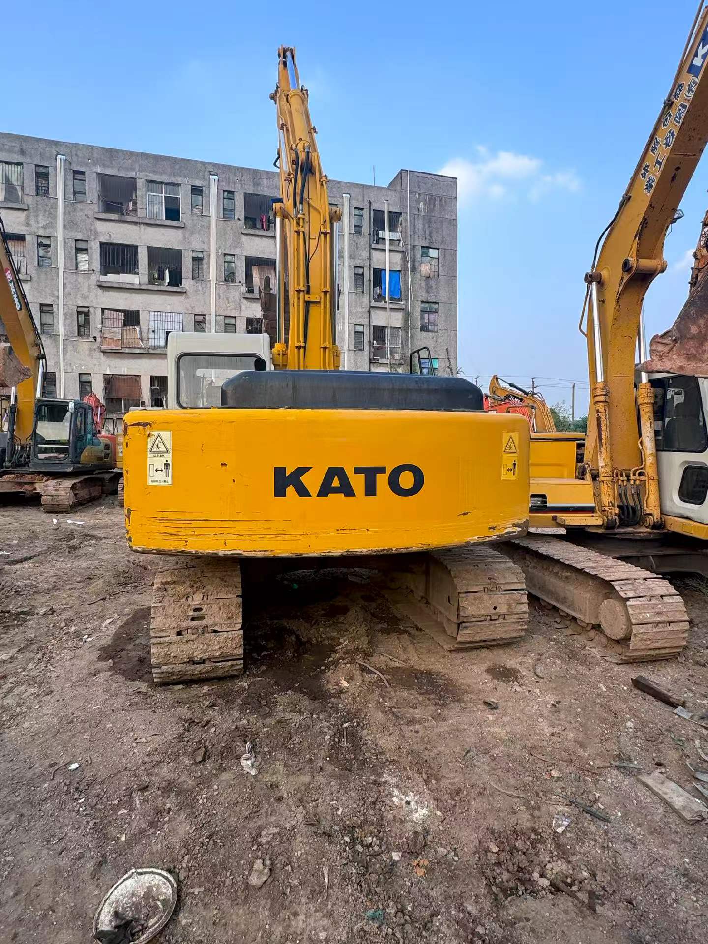 Buy Kato 820-3SP Used Excavator / 2 Buy Kato 820-3SP Used Excavator / 2