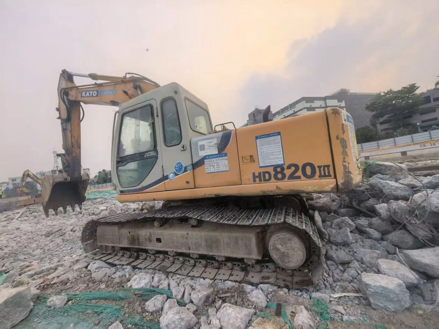Buy Kato 820-3SP Used Excavator / 2 Buy Kato 820-3SP Used Excavator / 2