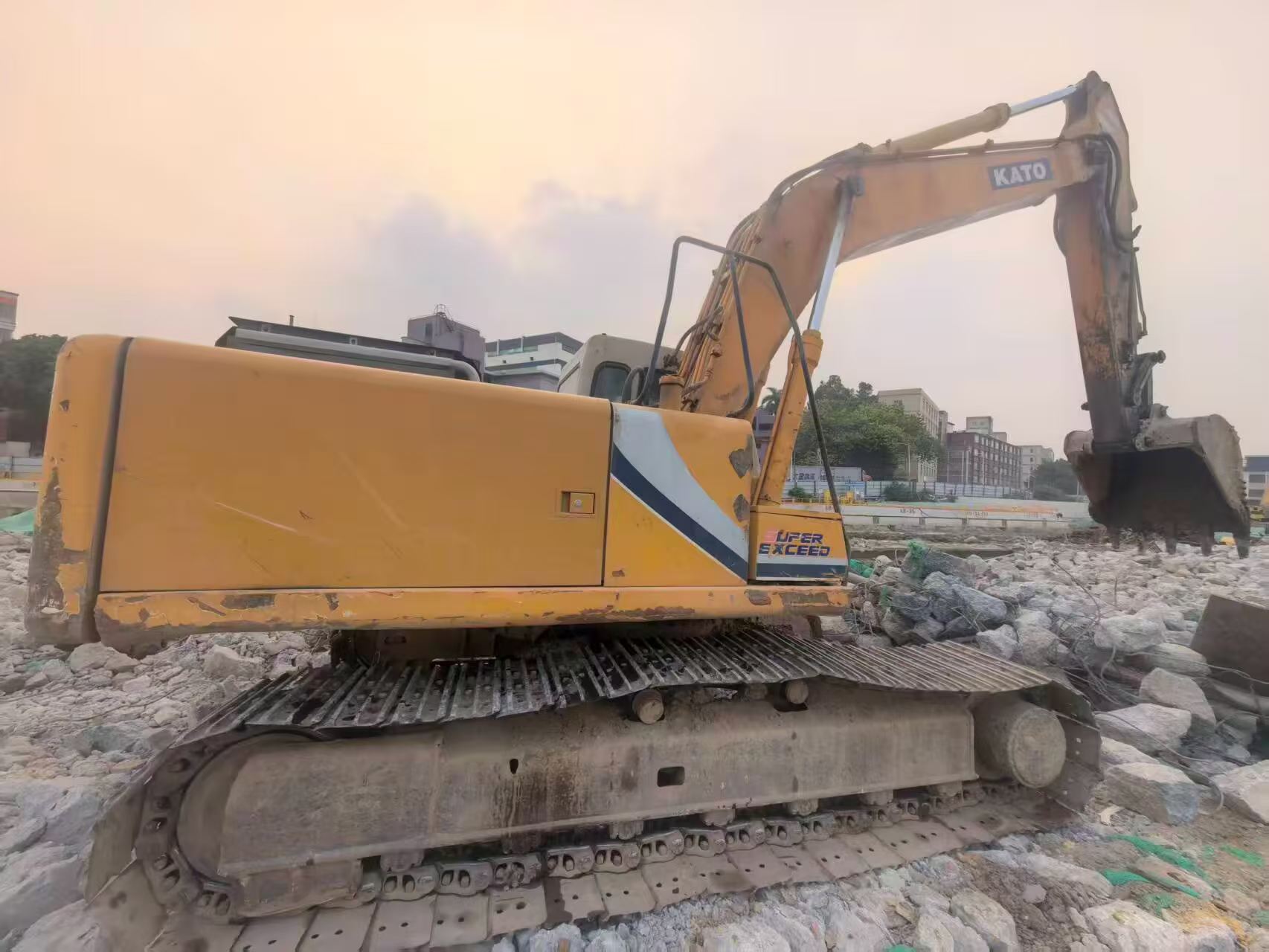 Buy Kato 820-3SP Used Excavator / 1