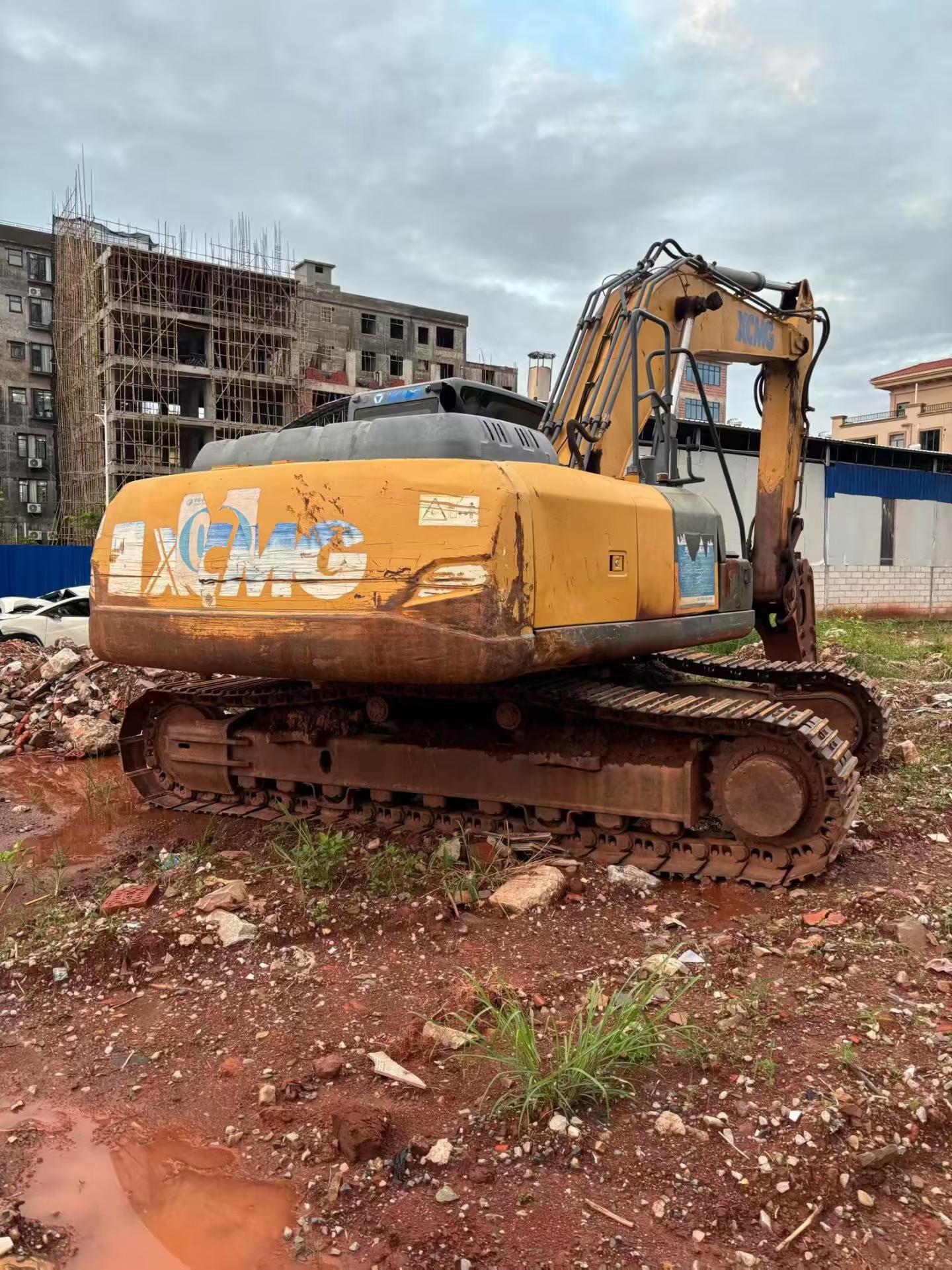 Compre Excavadora XCMG XE270DK Usada / 3