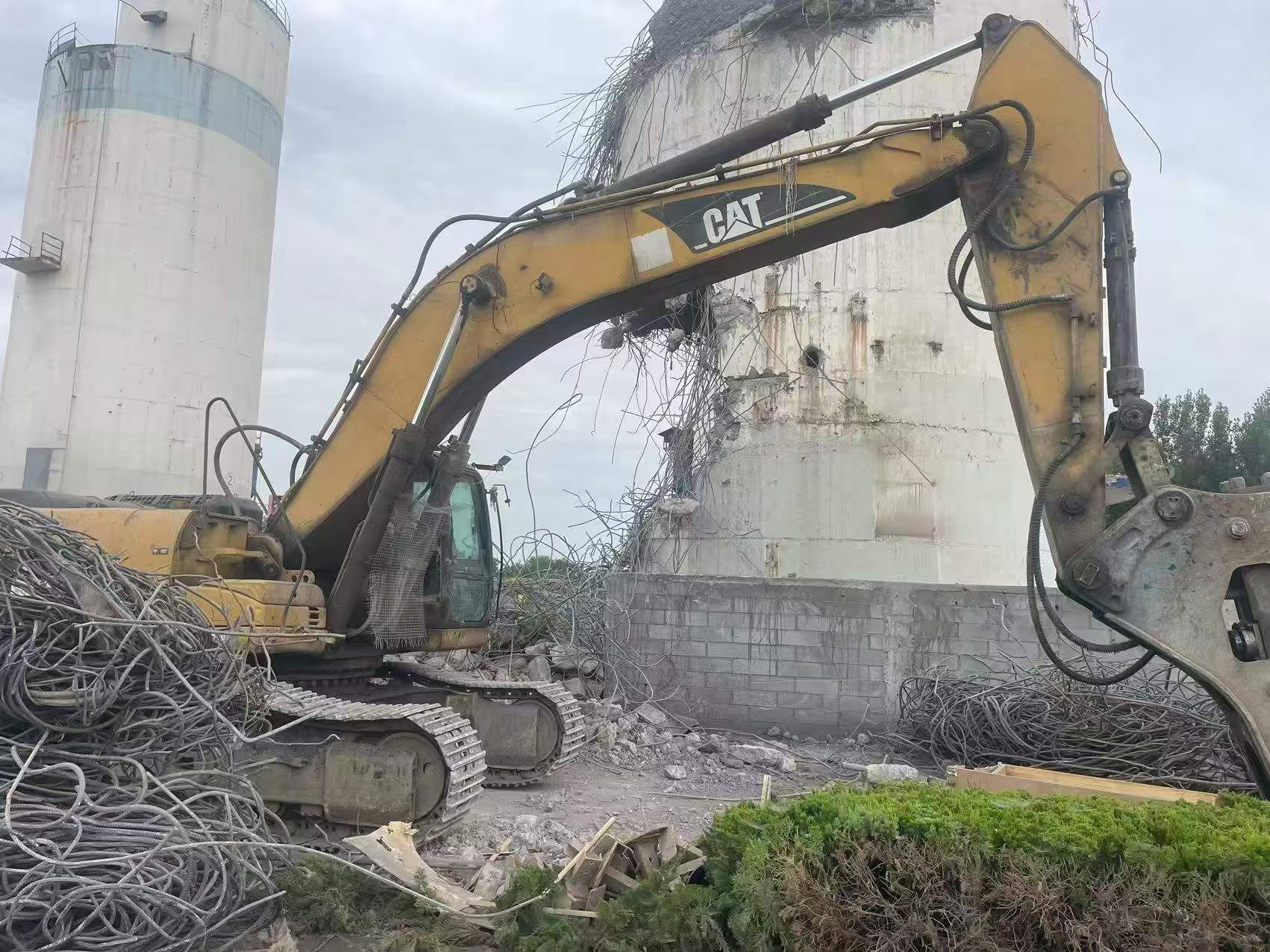 شراء حفارة Caterpillar 330B مستعملة / 2