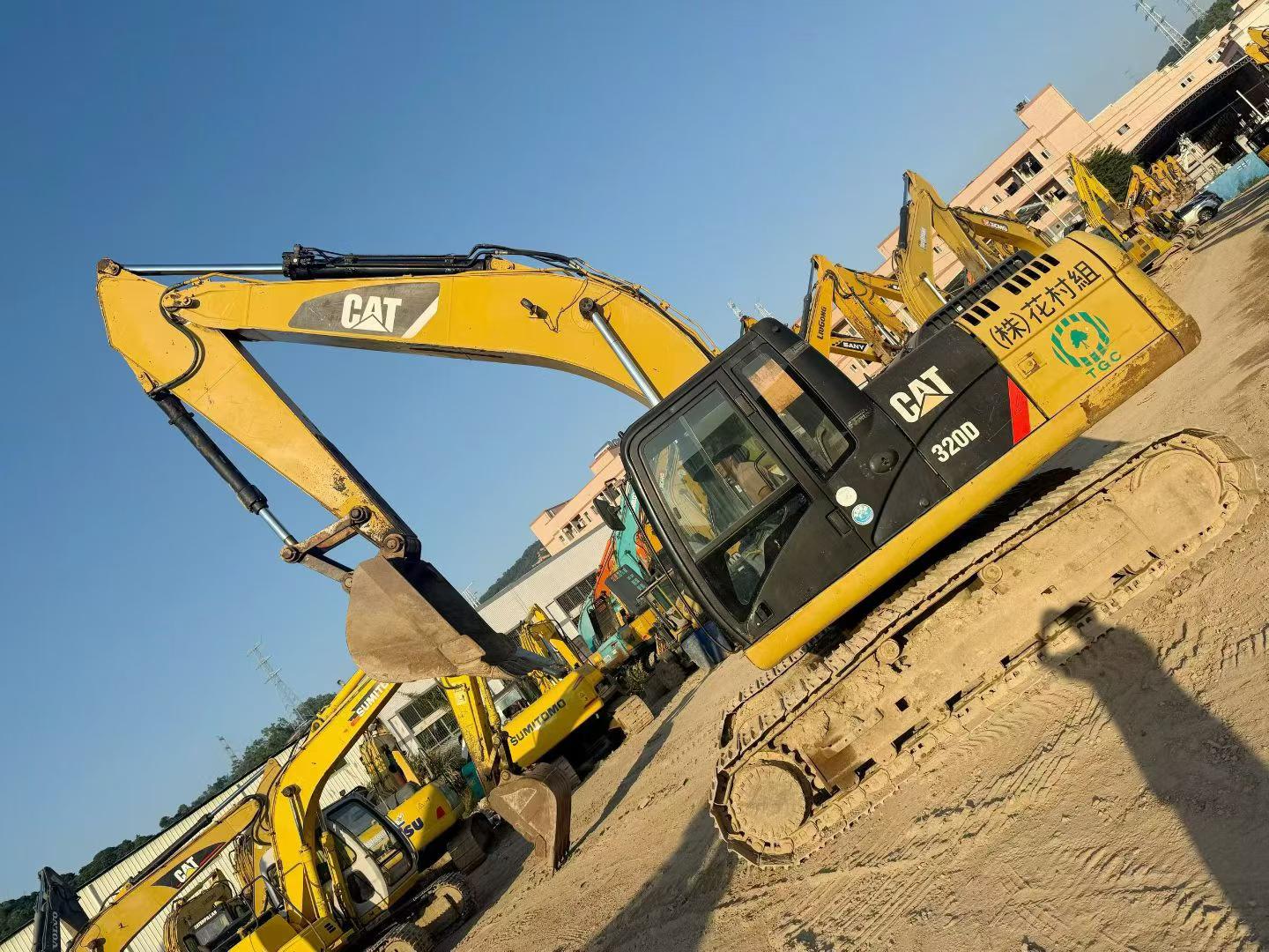 شراء حفارة Caterpillar 320D مستعملة / 2