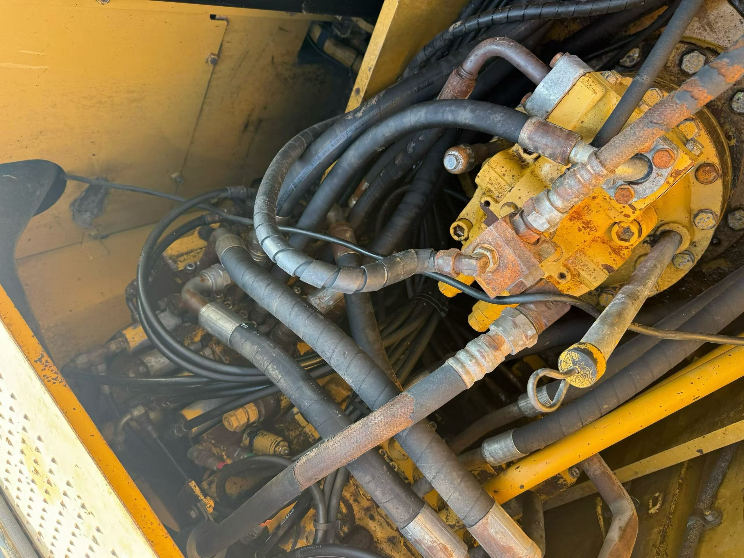 شراء حفارة Caterpillar 320D مستعملة / 8