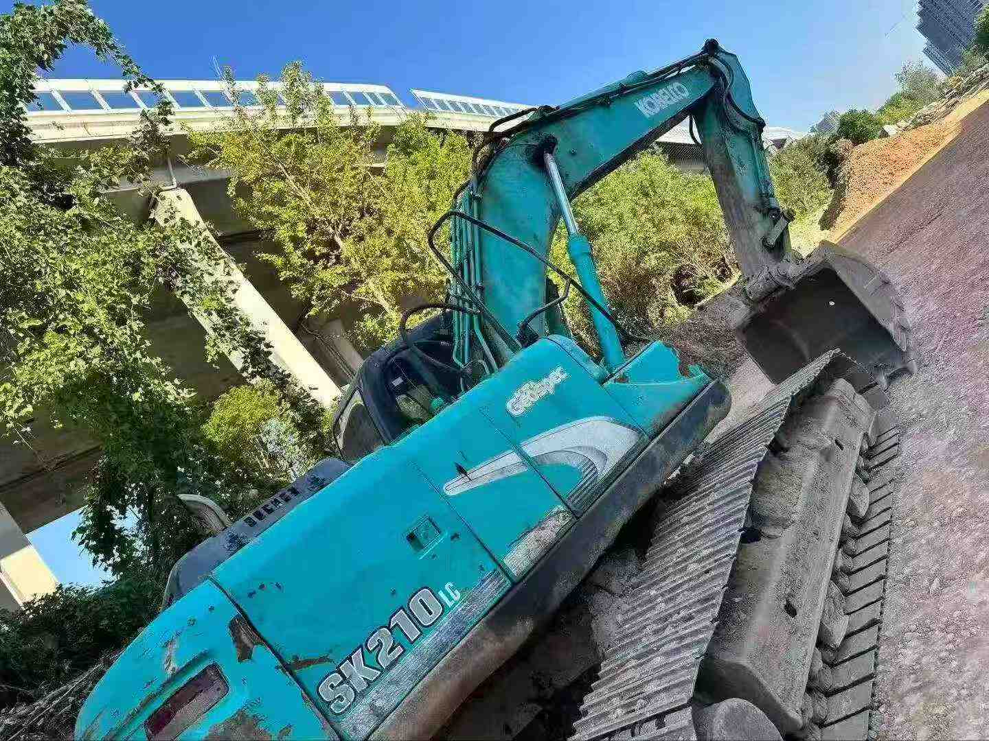 Buy Kobelco SK210 Used Excavator / 3 Buy Kobelco SK210 Used Excavator / 3