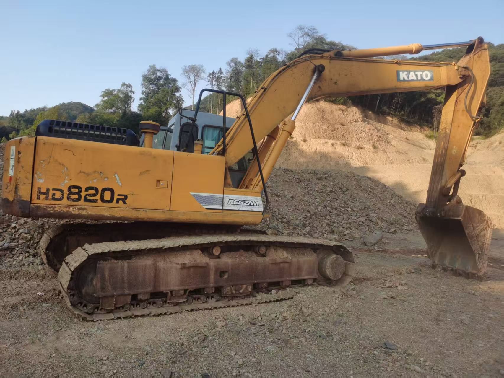 Buy Kato HD820R Used Excavator / 1