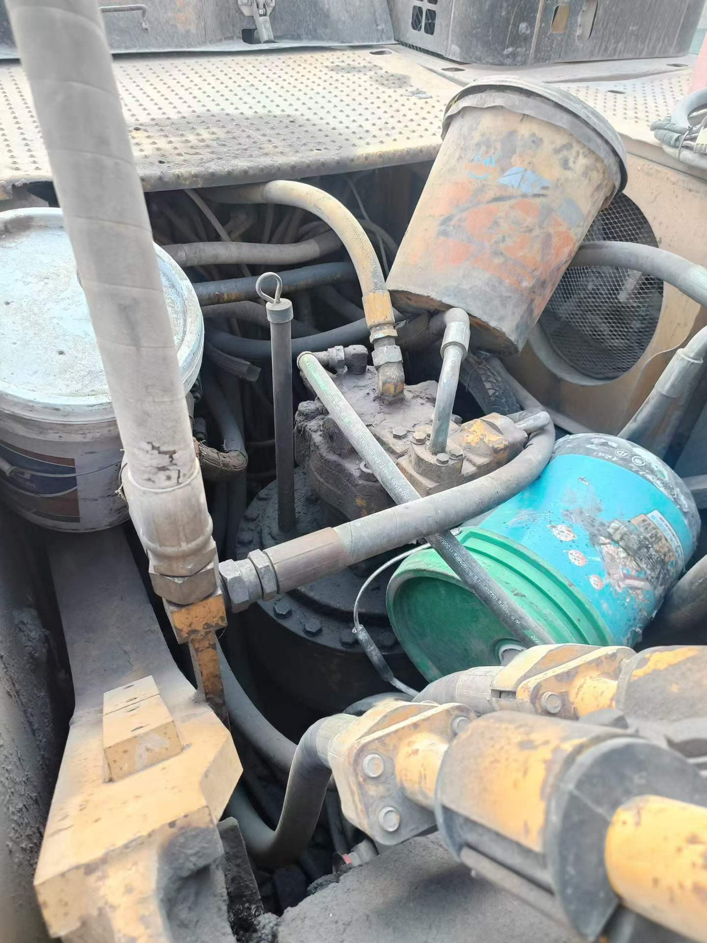شراء حفارة Caterpillar 330B مستعملة / 5