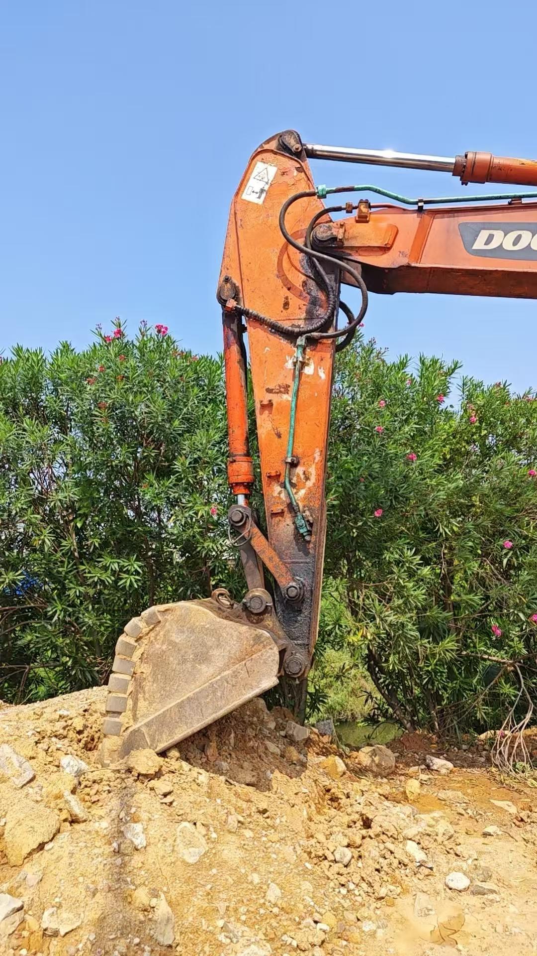 Compre Escavadeira Doosan DH220 Usada / 2