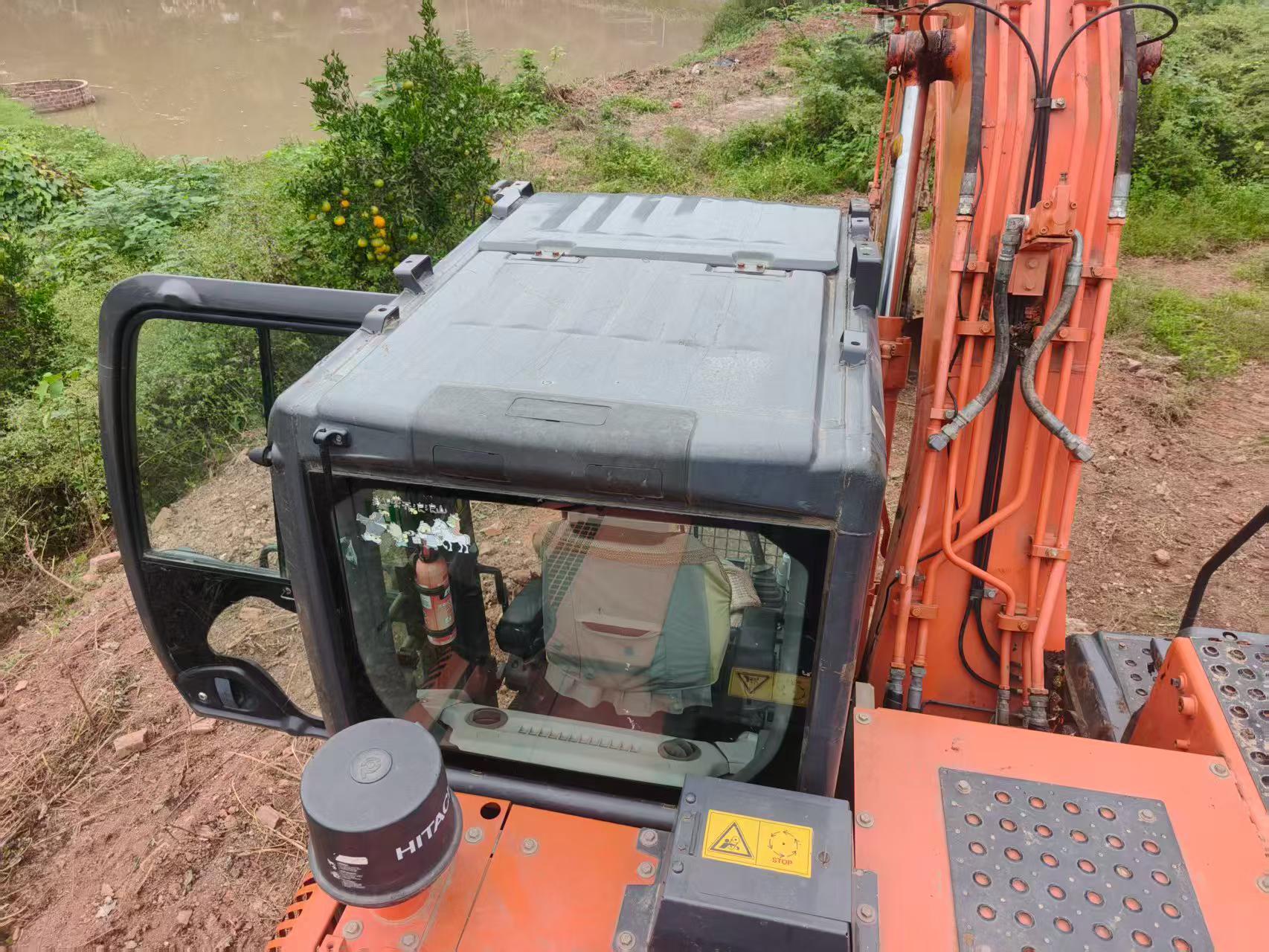 Compre Excavadora Hitachi EX130 Usada / 7