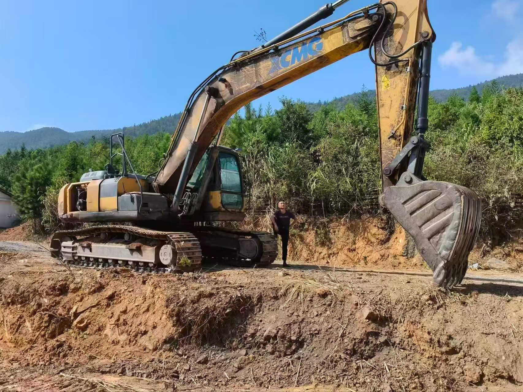 Buy XCMG XE270DK Used Excavator / 3 Buy XCMG XE270DK Used Excavator / 3