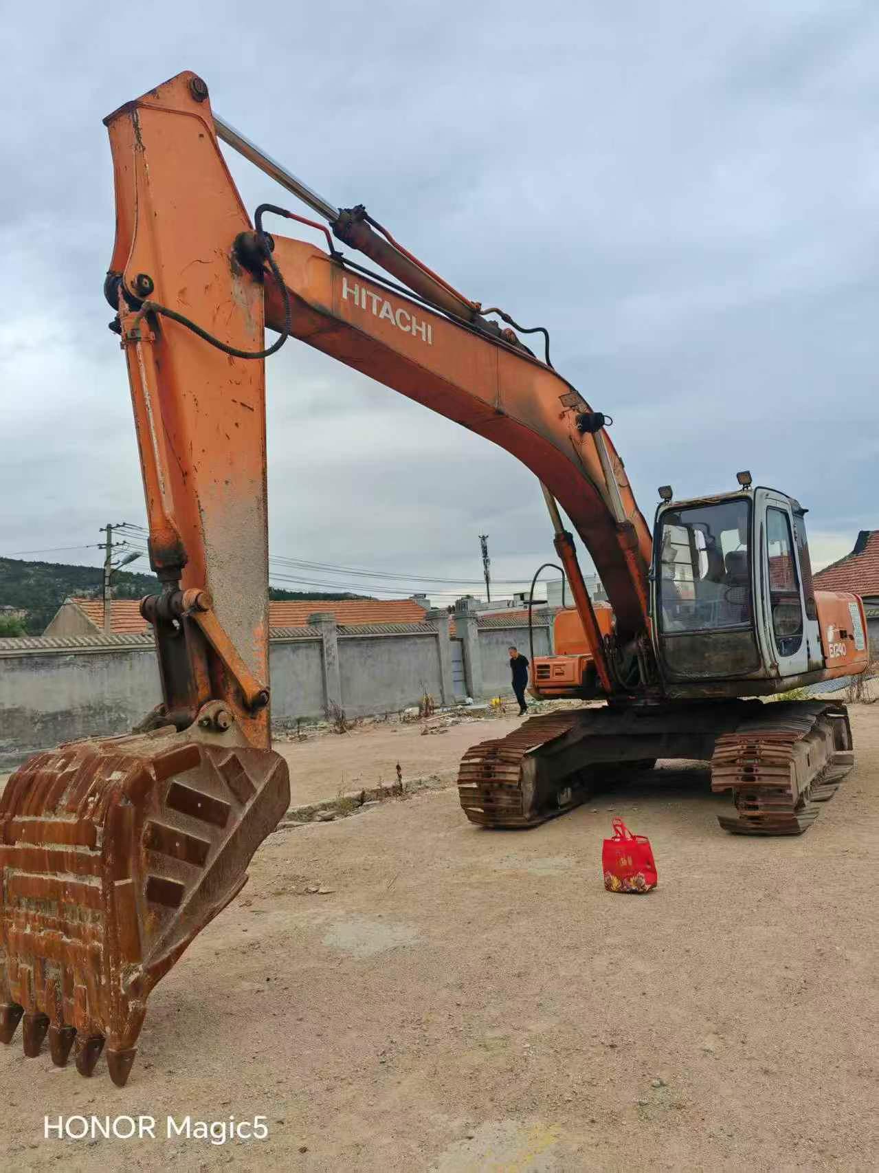Buy Hitachi EX200-5 Used Excavator / 1
