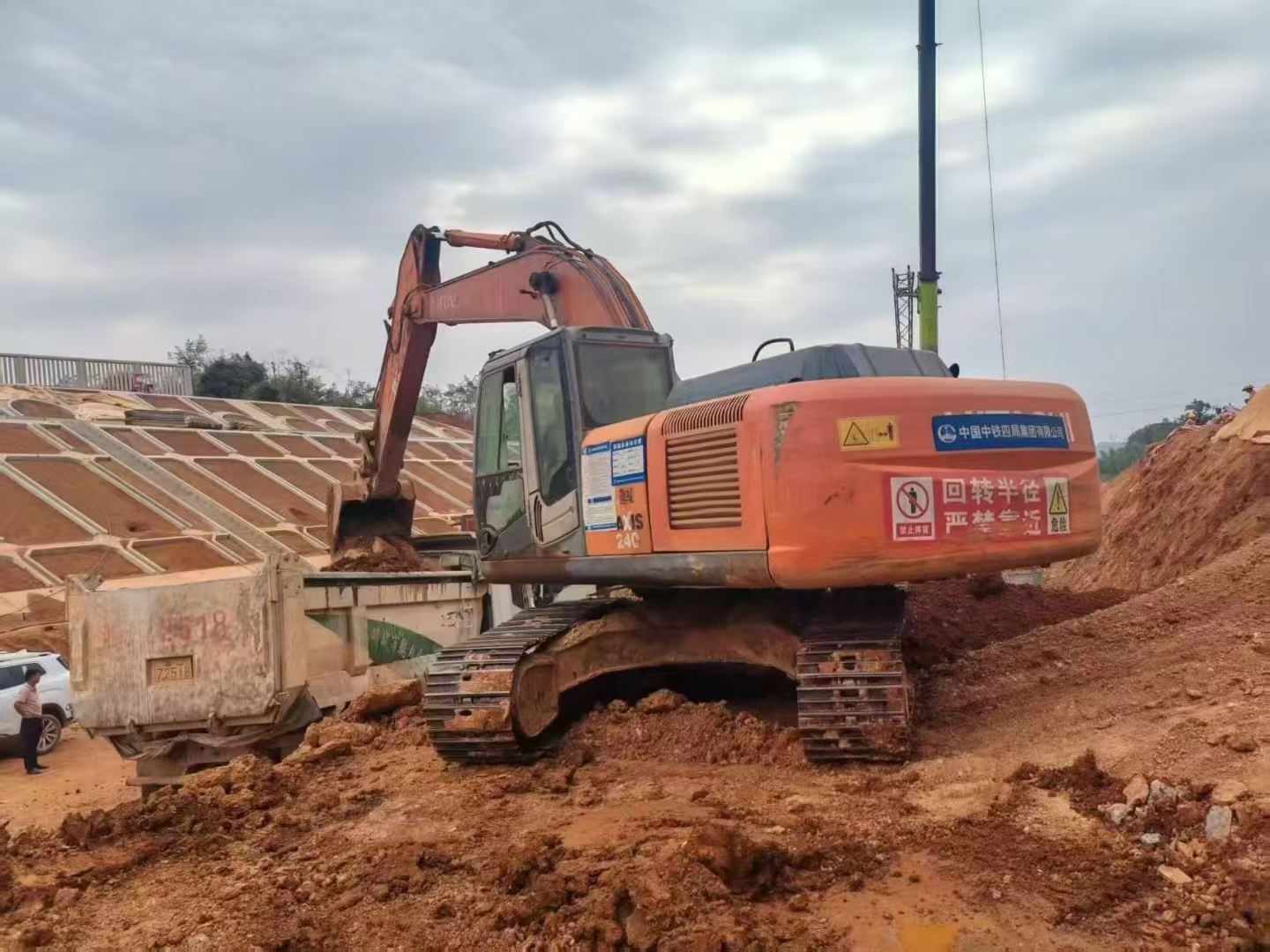 Buy Hitachi EX240-3 Used Excavator / 2 Buy Hitachi EX240-3 Used Excavator / 2