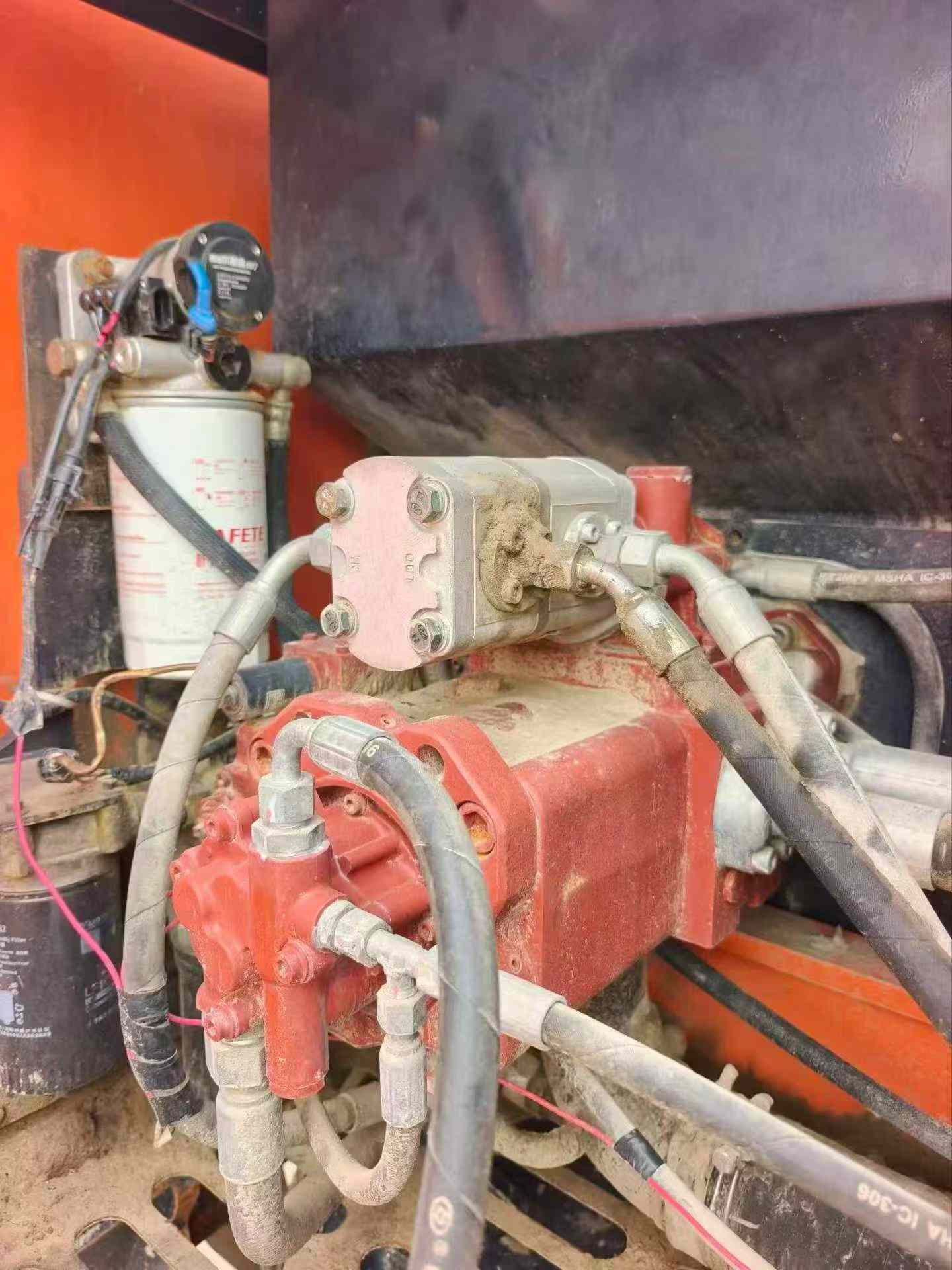 Compre Escavadeira XCMG XE150 Usada / 8
