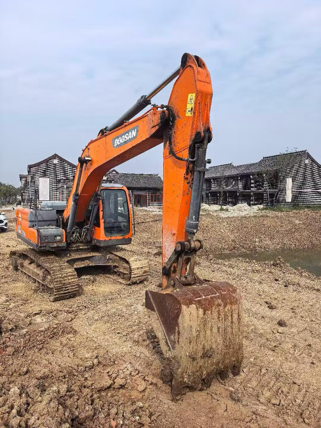 Buy Doosan DH215-7 Used Excavator / 2 Buy Doosan DH215-7 Used Excavator / 2
