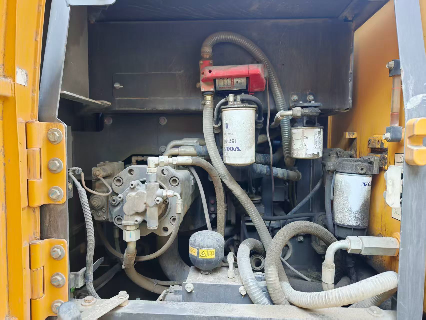شراء حفارة Volvo EC140 مستعملة / 2