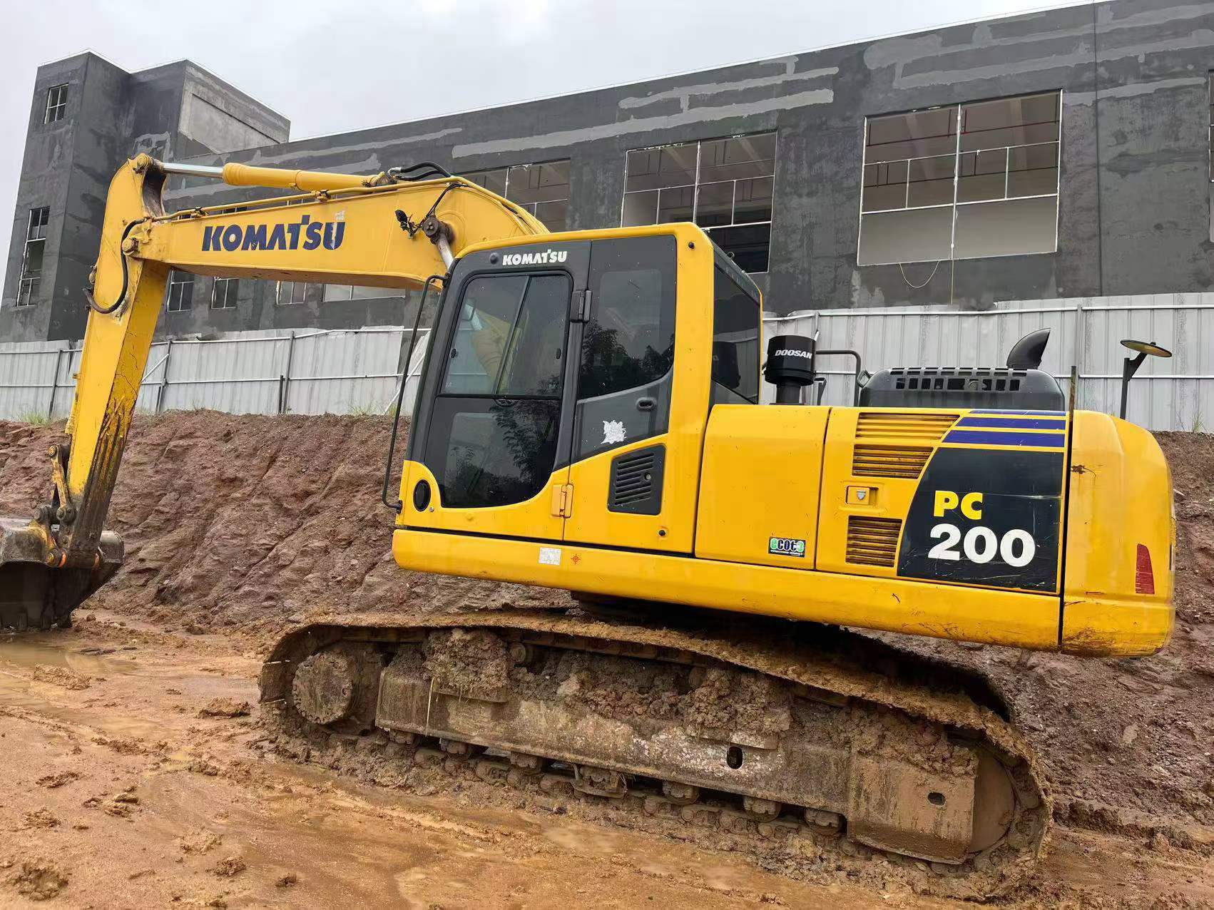 Buy Komatsu PC200 Used Excavator / 1