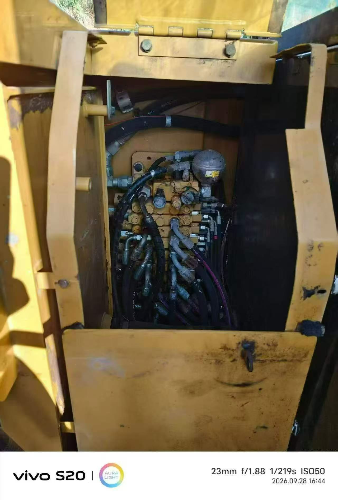 شراء حفارة Caterpillar 305.5 مستعملة / 3