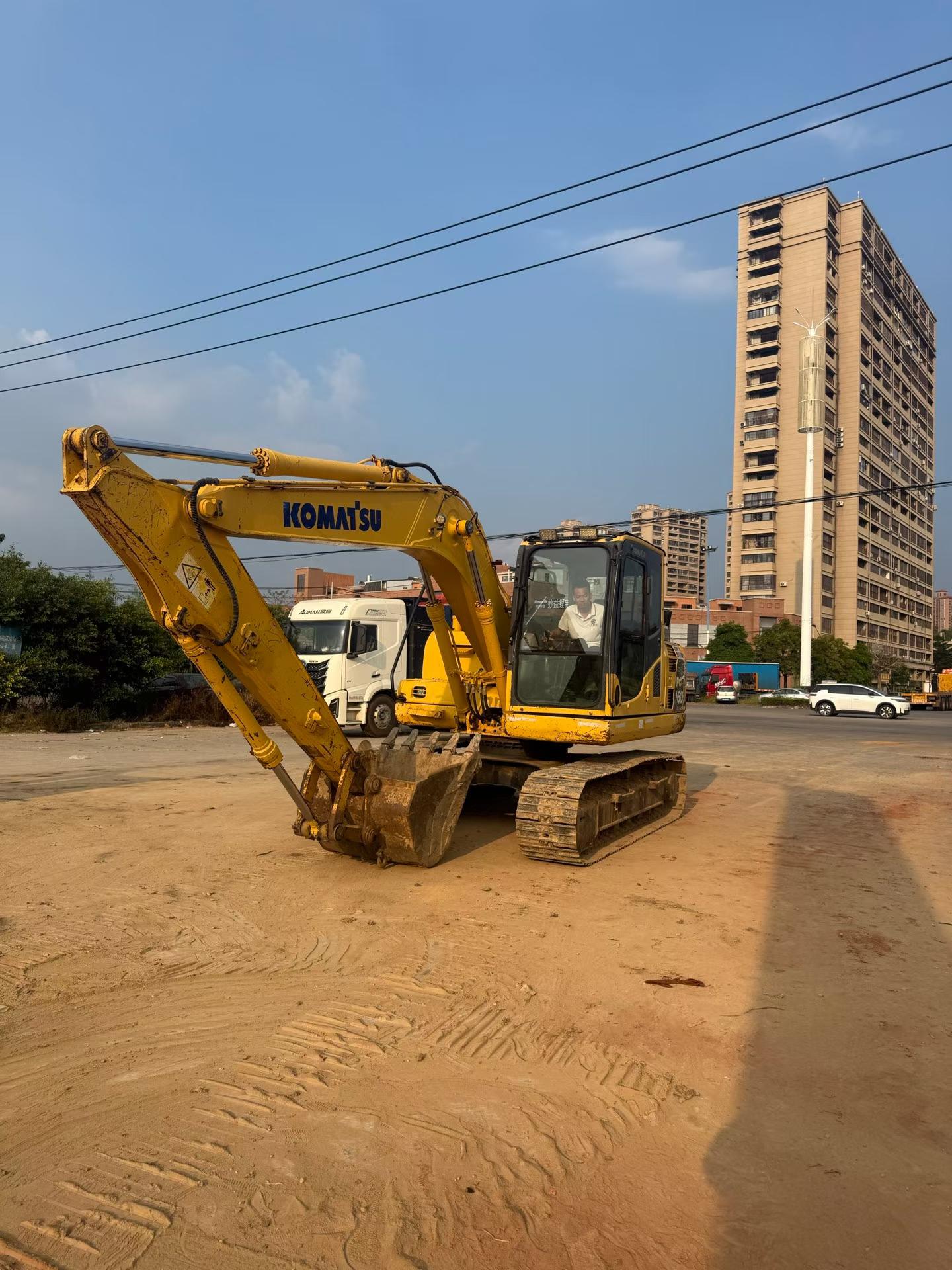 Compre Excavadora Komatsu PC130-8 Usada / 4 Compre Excavadora Komatsu PC130-8 Usada / 4