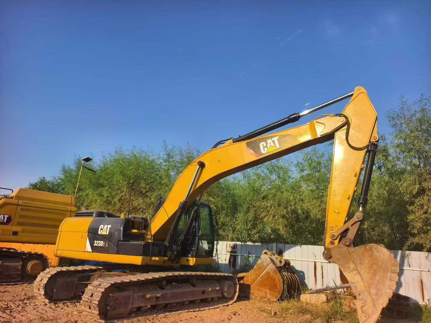 Buy Caterpillar 323 Used Excavator / 5 Buy Caterpillar 323 Used Excavator / 5