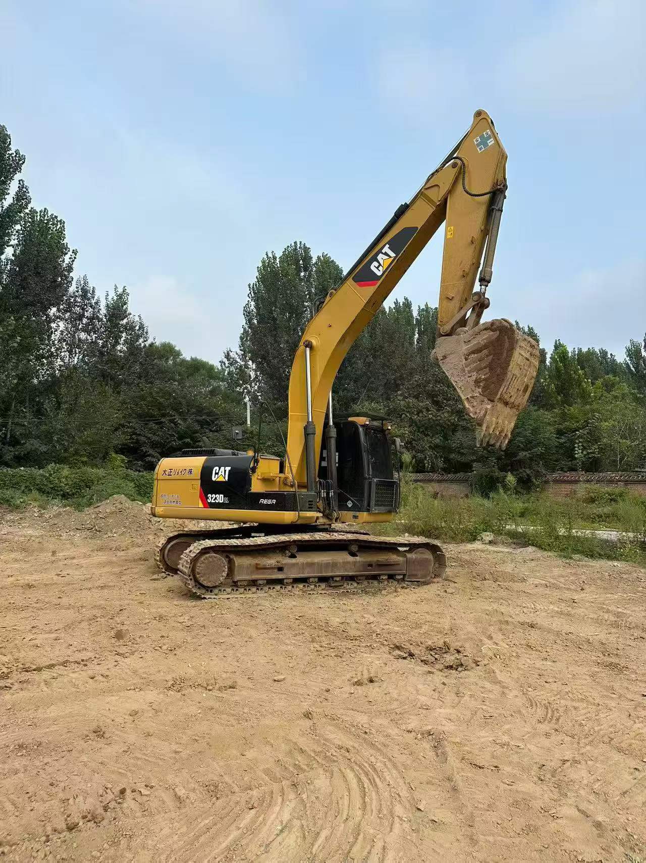 Compre Excavadora Caterpillar 323D2L Usada / 4