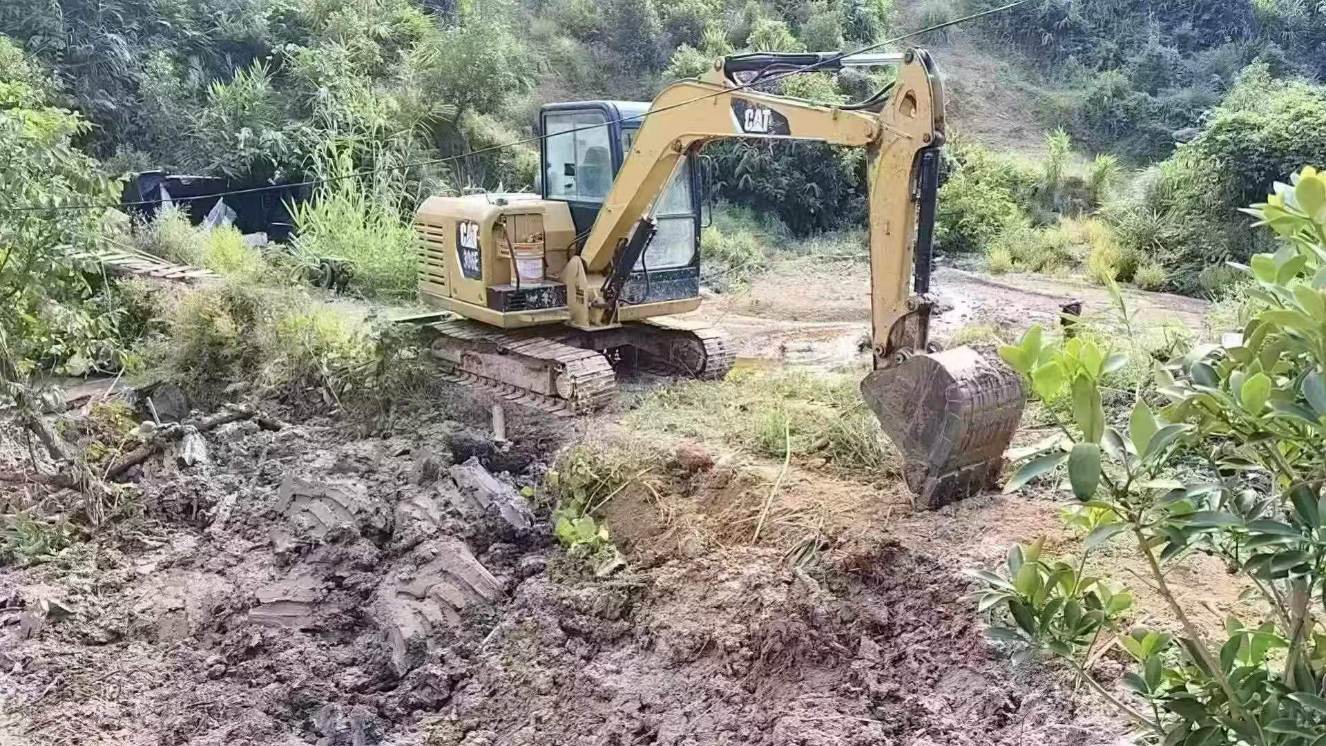 شراء حفارة Caterpillar 305.5 مستعملة / 2