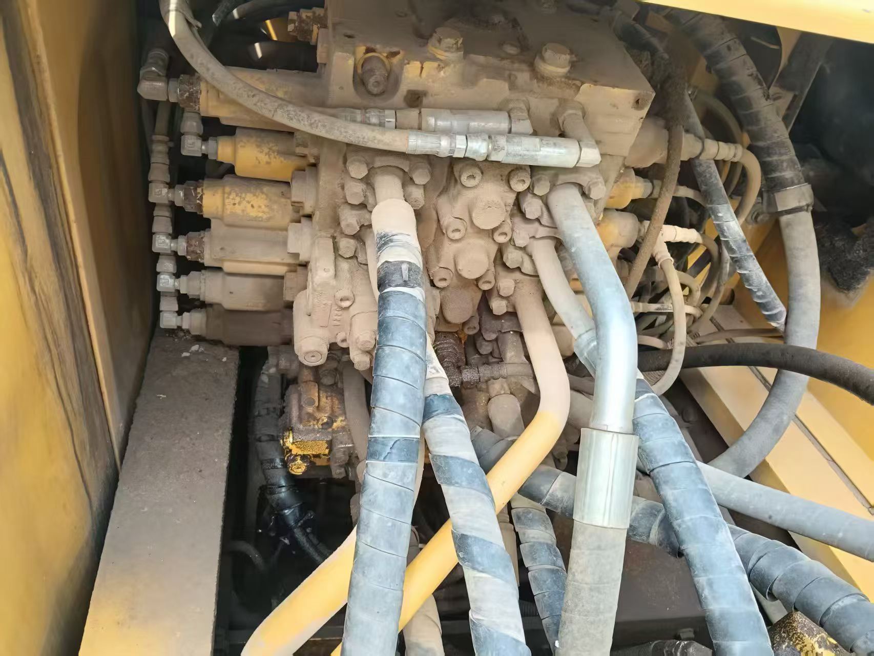 Buy Komatsu PC240-6 Used Excavator / 4 Buy Komatsu PC240-6 Used Excavator / 4