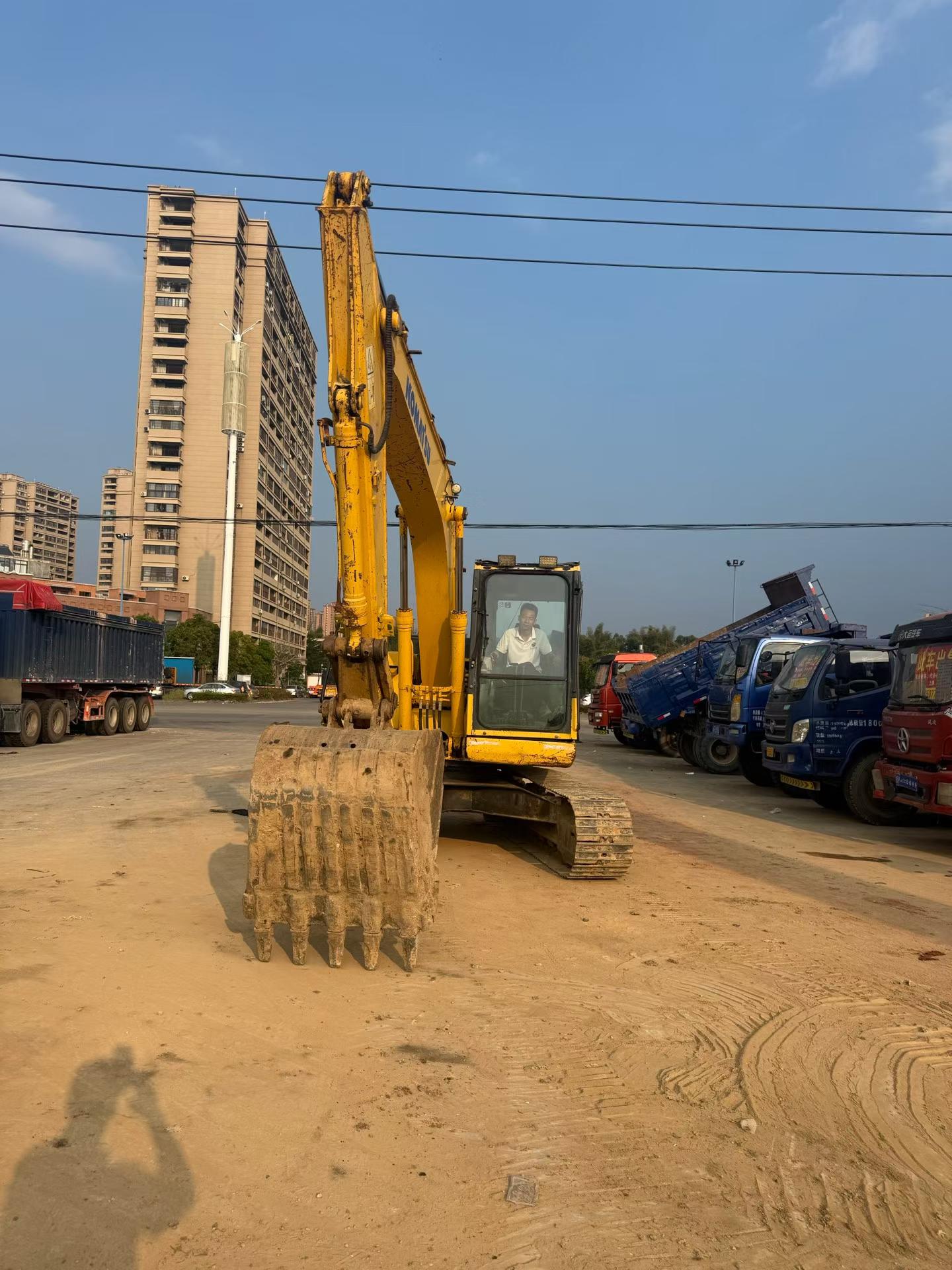Compre Excavadora Komatsu PC130-8 Usada / 2 Compre Excavadora Komatsu PC130-8 Usada / 2