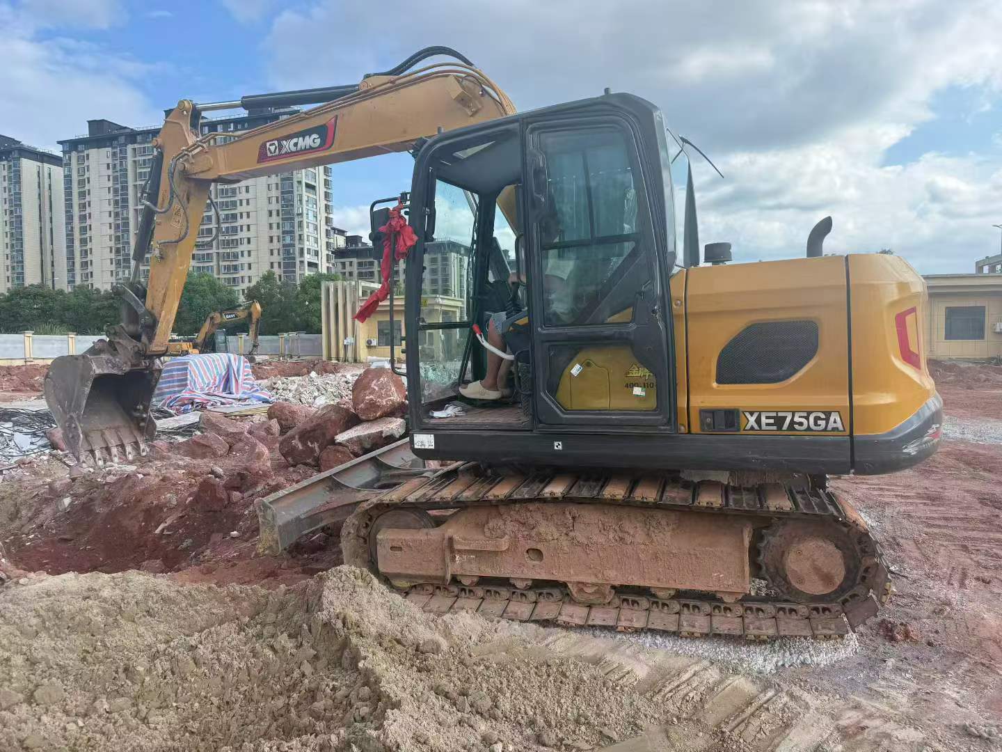 Buy XCMG XE75C Used Excavator / 2