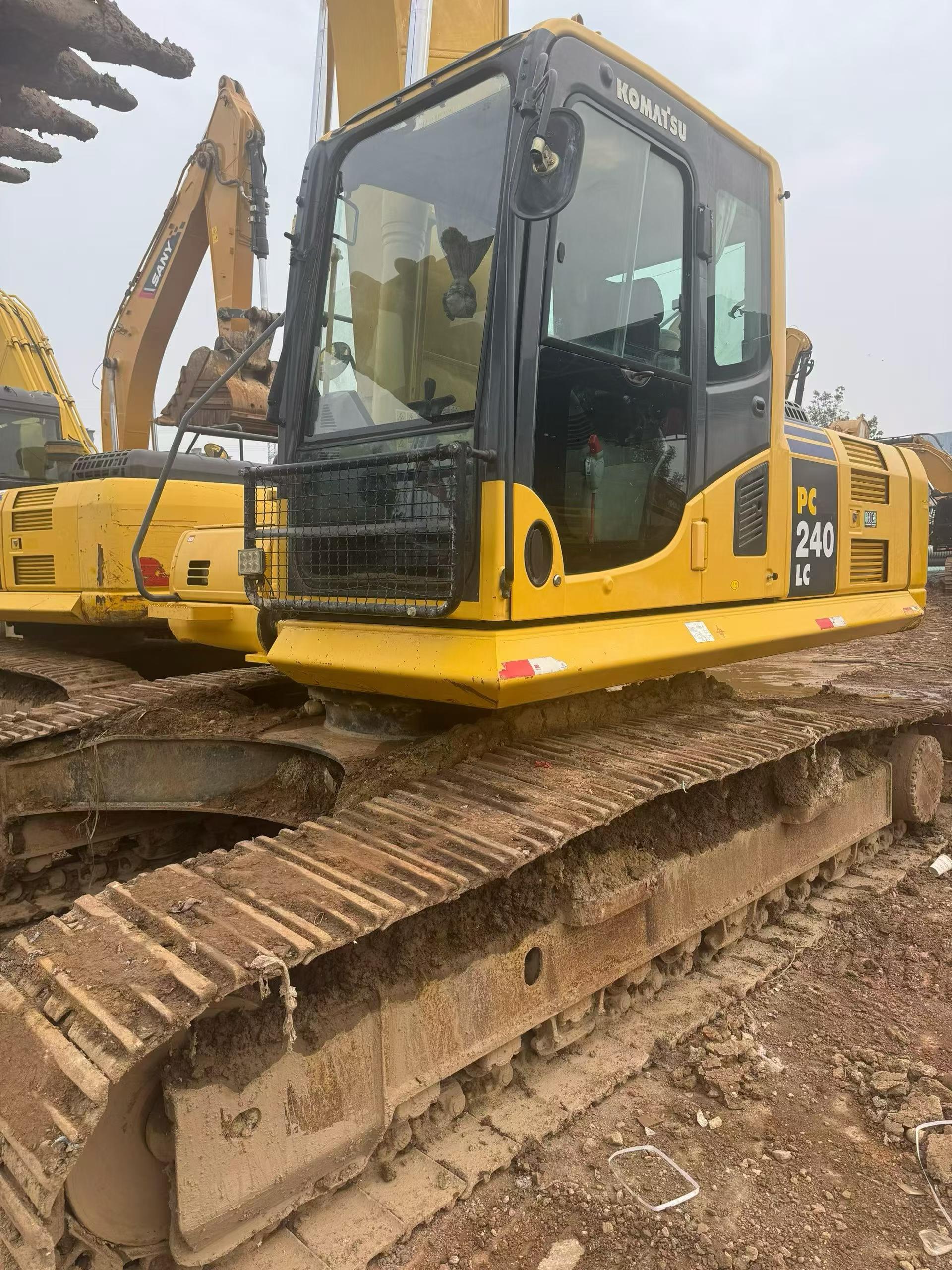 شراء حفارة Komatsu PC240-6 مستعملة / 2