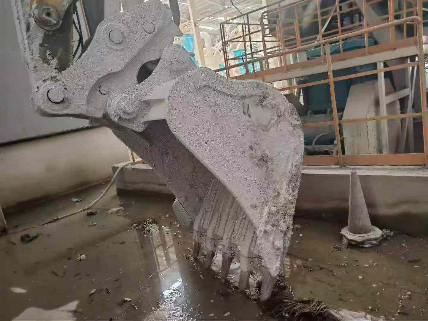 Buy Hyundai R210W Used Excavator / 4 Buy Hyundai R210W Used Excavator / 4