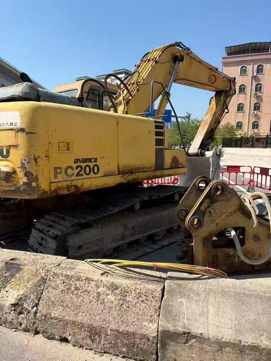 Buy Komatsu PC200-6 Used Excavator / 1