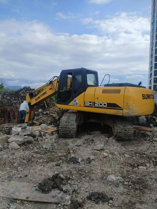 Buy Sumitomo SH200 Used Excavator / 1