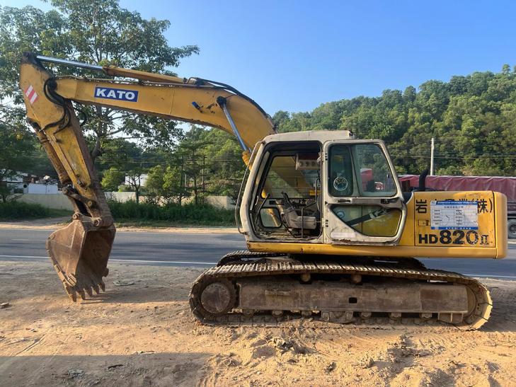 Buy Kato 820-3SP Used Excavator / 1