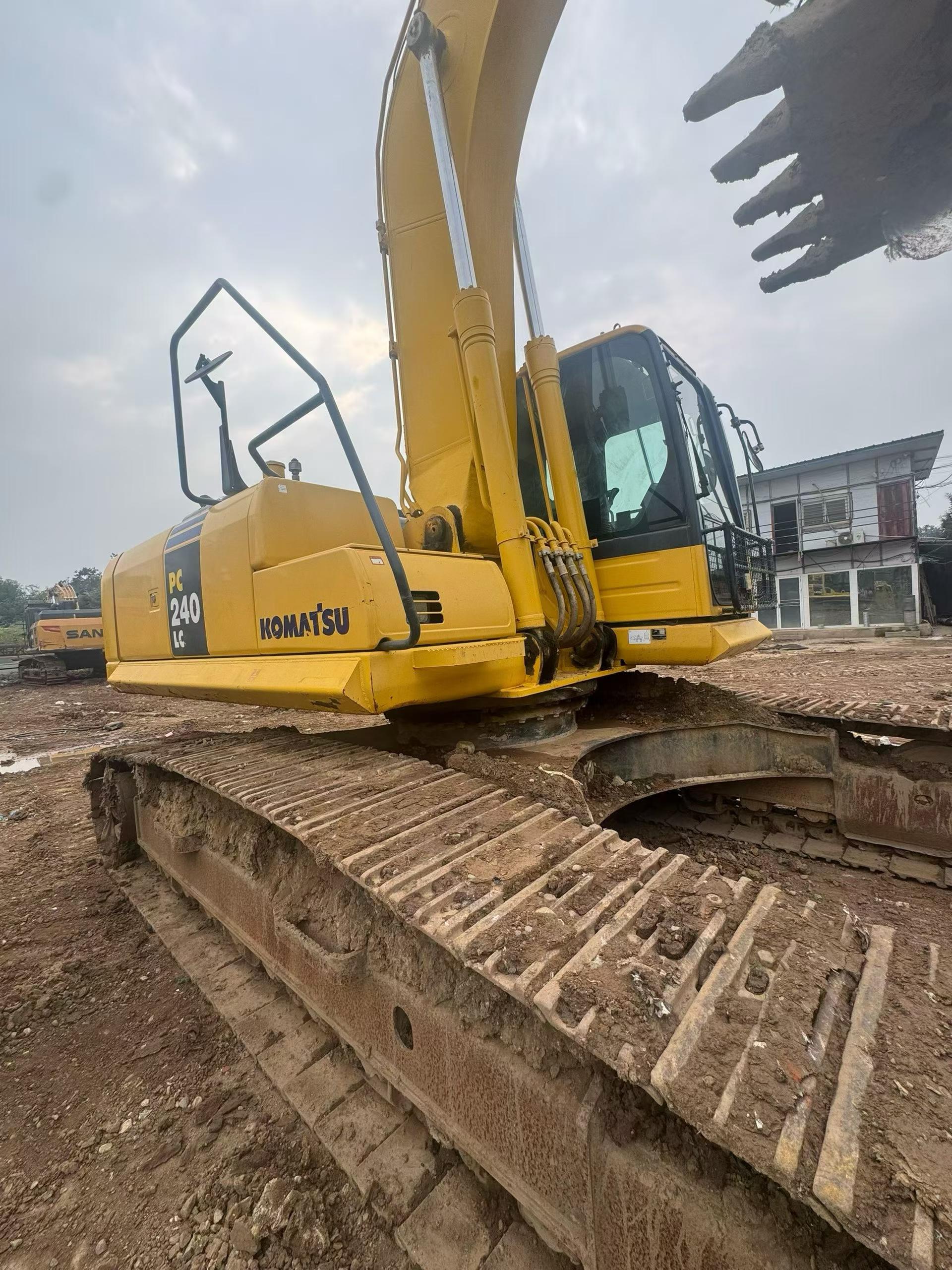 شراء Komatsu PC240-6 مستعمل حفارة